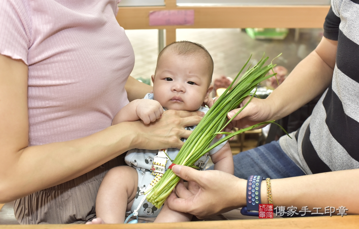 剃胎毛、滿月剃頭、嬰兒剃頭、嬰兒理髮、嬰兒剃髮、嬰兒剃胎毛、嬰兒滿月剃頭、陳寶寶剃頭、剃胎毛儀式、剃胎毛吉祥話、滿月剃頭儀式、滿月剃頭吉祥話、陳寶寶剃胎毛、陳寶寶滿月剃頭理髮、 新北市永和區剃胎毛、新北市永和區滿月剃頭、新北市永和區嬰兒剃頭剃胎毛、新北市永和區嬰兒理髮、新北市嬰兒剃髮、 陳寶寶(新北市永和區嬰兒陳寶寶滿月剃頭理髮、嬰兒剃胎毛儀式吉祥話)。中國風會場，爸媽寶貝穿「日中韓」古裝禮服。專業拍照、DVD光碟、證書。★購買「臍帶章、肚臍章、胎毛筆刷印章」贈送：剃頭、收涎、抓周，三選一。2021.10.01照片19