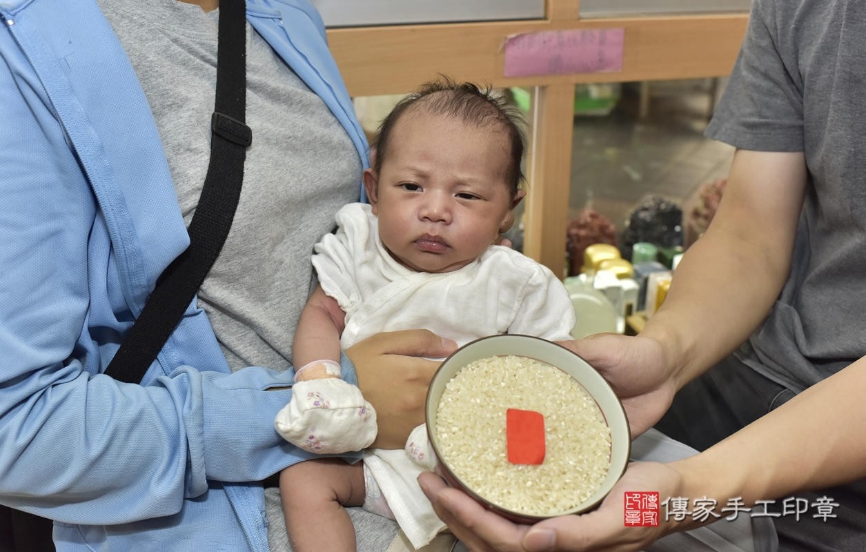 剃胎毛、滿月剃頭、嬰兒剃頭、嬰兒理髮、嬰兒剃髮、嬰兒剃胎毛、嬰兒滿月剃頭、蔡寶寶剃頭、剃胎毛儀式、剃胎毛吉祥話、滿月剃頭儀式、滿月剃頭吉祥話、蔡寶寶剃胎毛、蔡寶寶滿月剃頭理髮、 新北市永和區剃胎毛、新北市永和區滿月剃頭、新北市永和區嬰兒剃頭剃胎毛、新北市永和區嬰兒理髮、新北市嬰兒剃髮、 蔡寶寶(新北市永和區嬰兒蔡寶寶滿月剃頭理髮、嬰兒剃胎毛儀式吉祥話)。中國風會場，爸媽寶貝穿「日中韓」古裝禮服。專業拍照、DVD光碟、證書。★購買「臍帶章、肚臍章、胎毛筆刷印章」贈送：剃頭、收涎、抓周，三選一。2021.10.02照片11