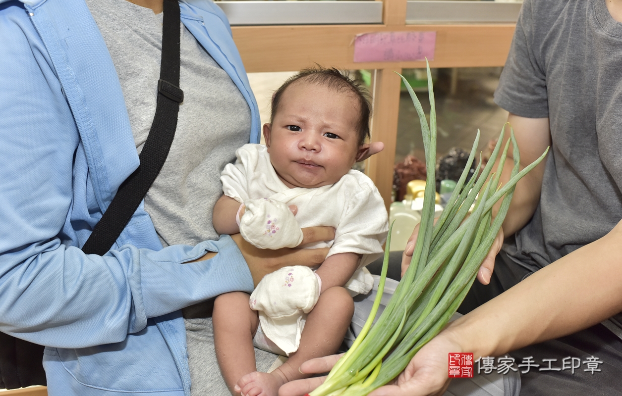 剃胎毛、滿月剃頭、嬰兒剃頭、嬰兒理髮、嬰兒剃髮、嬰兒剃胎毛、嬰兒滿月剃頭、蔡寶寶剃頭、剃胎毛儀式、剃胎毛吉祥話、滿月剃頭儀式、滿月剃頭吉祥話、蔡寶寶剃胎毛、蔡寶寶滿月剃頭理髮、 新北市永和區剃胎毛、新北市永和區滿月剃頭、新北市永和區嬰兒剃頭剃胎毛、新北市永和區嬰兒理髮、新北市嬰兒剃髮、 蔡寶寶(新北市永和區嬰兒蔡寶寶滿月剃頭理髮、嬰兒剃胎毛儀式吉祥話)。中國風會場，爸媽寶貝穿「日中韓」古裝禮服。專業拍照、DVD光碟、證書。★購買「臍帶章、肚臍章、胎毛筆刷印章」贈送：剃頭、收涎、抓周，三選一。2021.10.02照片22