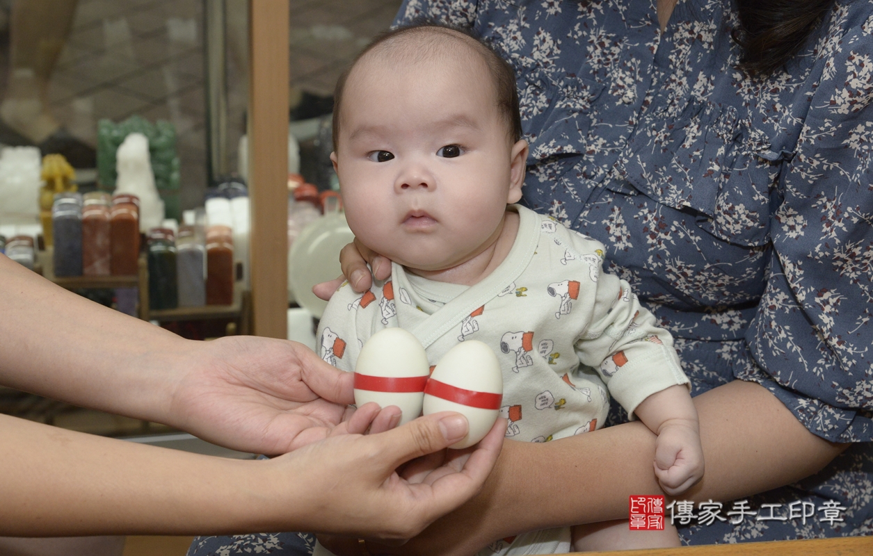 剃胎毛、滿月剃頭、嬰兒剃頭、嬰兒理髮、嬰兒剃髮、嬰兒剃胎毛、嬰兒滿月剃頭、朱寶寶剃頭、剃胎毛儀式、剃胎毛吉祥話、滿月剃頭儀式、滿月剃頭吉祥話、朱寶寶剃胎毛、朱寶寶滿月剃頭理髮、 新北市永和區剃胎毛、新北市永和區滿月剃頭、新北市永和區嬰兒剃頭剃胎毛、新北市永和區嬰兒理髮、新北市嬰兒剃髮、 朱寶寶(新北市永和區嬰兒朱寶寶滿月剃頭理髮、嬰兒剃胎毛儀式吉祥話)。中國風會場，爸媽寶貝穿「日中韓」古裝禮服。專業拍照、DVD光碟、證書。★購買「臍帶章、肚臍章、胎毛筆刷印章」贈送：剃頭、收涎、抓周，三選一。2021.10.03照片9