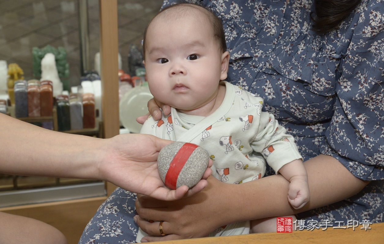 剃胎毛、滿月剃頭、嬰兒剃頭、嬰兒理髮、嬰兒剃髮、嬰兒剃胎毛、嬰兒滿月剃頭、朱寶寶剃頭、剃胎毛儀式、剃胎毛吉祥話、滿月剃頭儀式、滿月剃頭吉祥話、朱寶寶剃胎毛、朱寶寶滿月剃頭理髮、 新北市永和區剃胎毛、新北市永和區滿月剃頭、新北市永和區嬰兒剃頭剃胎毛、新北市永和區嬰兒理髮、新北市嬰兒剃髮、 朱寶寶(新北市永和區嬰兒朱寶寶滿月剃頭理髮、嬰兒剃胎毛儀式吉祥話)。中國風會場，爸媽寶貝穿「日中韓」古裝禮服。專業拍照、DVD光碟、證書。★購買「臍帶章、肚臍章、胎毛筆刷印章」贈送：剃頭、收涎、抓周，三選一。2021.10.03照片11