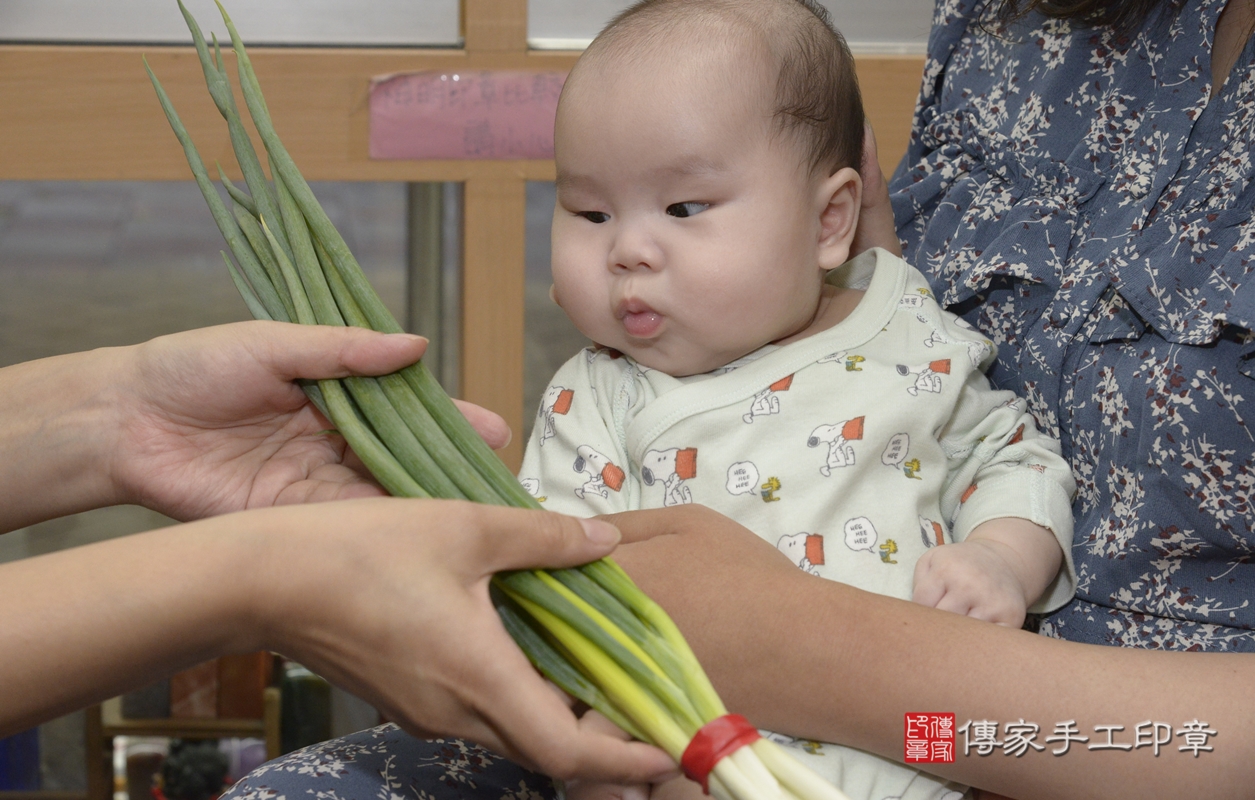 剃胎毛、滿月剃頭、嬰兒剃頭、嬰兒理髮、嬰兒剃髮、嬰兒剃胎毛、嬰兒滿月剃頭、朱寶寶剃頭、剃胎毛儀式、剃胎毛吉祥話、滿月剃頭儀式、滿月剃頭吉祥話、朱寶寶剃胎毛、朱寶寶滿月剃頭理髮、 新北市永和區剃胎毛、新北市永和區滿月剃頭、新北市永和區嬰兒剃頭剃胎毛、新北市永和區嬰兒理髮、新北市嬰兒剃髮、 朱寶寶(新北市永和區嬰兒朱寶寶滿月剃頭理髮、嬰兒剃胎毛儀式吉祥話)。中國風會場，爸媽寶貝穿「日中韓」古裝禮服。專業拍照、DVD光碟、證書。★購買「臍帶章、肚臍章、胎毛筆刷印章」贈送：剃頭、收涎、抓周，三選一。2021.10.03照片23