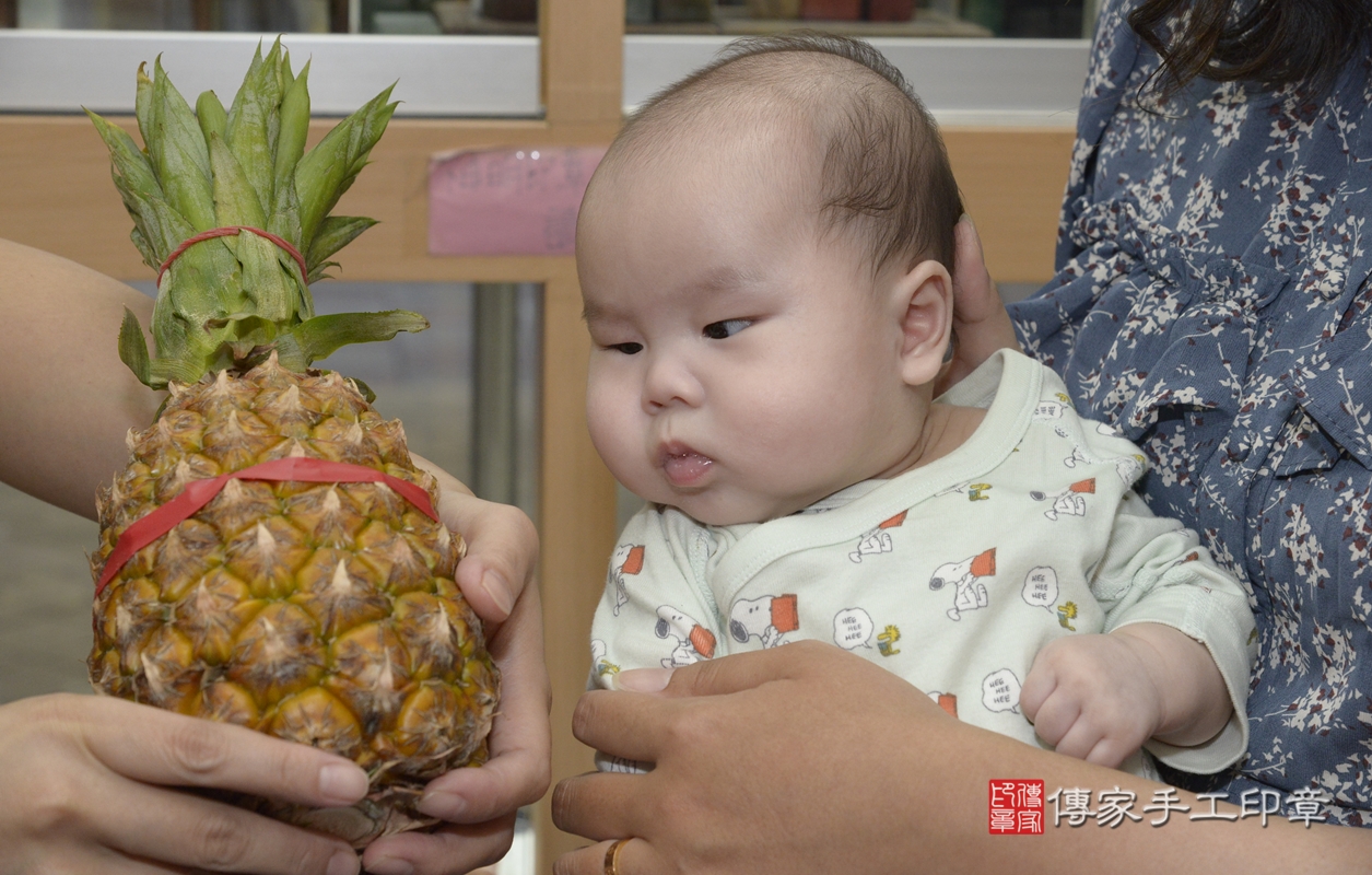 剃胎毛、滿月剃頭、嬰兒剃頭、嬰兒理髮、嬰兒剃髮、嬰兒剃胎毛、嬰兒滿月剃頭、朱寶寶剃頭、剃胎毛儀式、剃胎毛吉祥話、滿月剃頭儀式、滿月剃頭吉祥話、朱寶寶剃胎毛、朱寶寶滿月剃頭理髮、 新北市永和區剃胎毛、新北市永和區滿月剃頭、新北市永和區嬰兒剃頭剃胎毛、新北市永和區嬰兒理髮、新北市嬰兒剃髮、 朱寶寶(新北市永和區嬰兒朱寶寶滿月剃頭理髮、嬰兒剃胎毛儀式吉祥話)。中國風會場，爸媽寶貝穿「日中韓」古裝禮服。專業拍照、DVD光碟、證書。★購買「臍帶章、肚臍章、胎毛筆刷印章」贈送：剃頭、收涎、抓周，三選一。2021.10.03照片25