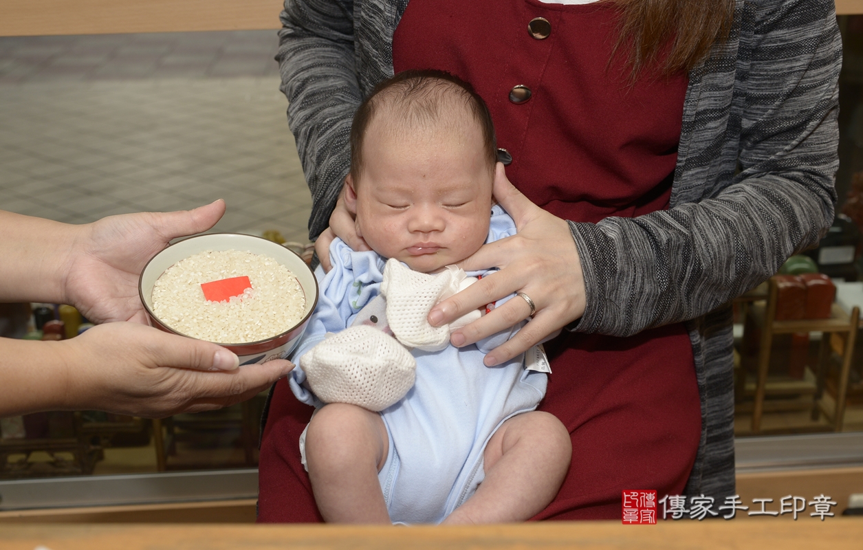 剃胎毛、滿月剃頭、嬰兒剃頭、嬰兒理髮、嬰兒剃髮、嬰兒剃胎毛、嬰兒滿月剃頭、蔡寶寶剃頭、剃胎毛儀式、剃胎毛吉祥話、滿月剃頭儀式、滿月剃頭吉祥話、蔡寶寶剃胎毛、蔡寶寶滿月剃頭理髮、 新北市永和區剃胎毛、新北市永和區滿月剃頭、新北市永和區嬰兒剃頭剃胎毛、新北市永和區嬰兒理髮、新北市嬰兒剃髮、 蔡寶寶(新北市永和區嬰兒蔡寶寶滿月剃頭理髮、嬰兒剃胎毛儀式吉祥話)。中國風會場，爸媽寶貝穿「日中韓」古裝禮服。專業拍照、DVD光碟、證書。★購買「臍帶章、肚臍章、胎毛筆刷印章」贈送：剃頭、收涎、抓周，三選一。2021.10.03照片11