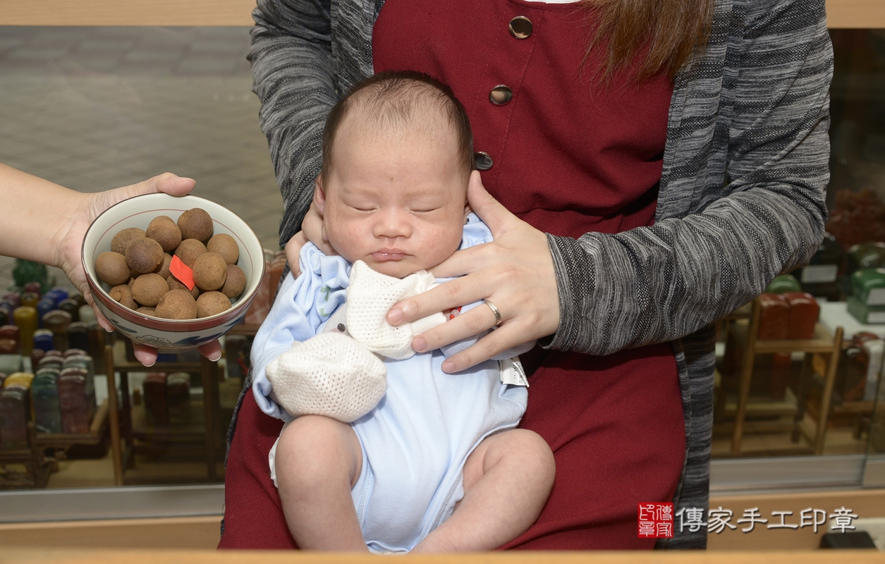 剃胎毛、滿月剃頭、嬰兒剃頭、嬰兒理髮、嬰兒剃髮、嬰兒剃胎毛、嬰兒滿月剃頭、蔡寶寶剃頭、剃胎毛儀式、剃胎毛吉祥話、滿月剃頭儀式、滿月剃頭吉祥話、蔡寶寶剃胎毛、蔡寶寶滿月剃頭理髮、 新北市永和區剃胎毛、新北市永和區滿月剃頭、新北市永和區嬰兒剃頭剃胎毛、新北市永和區嬰兒理髮、新北市嬰兒剃髮、 蔡寶寶(新北市永和區嬰兒蔡寶寶滿月剃頭理髮、嬰兒剃胎毛儀式吉祥話)。中國風會場，爸媽寶貝穿「日中韓」古裝禮服。專業拍照、DVD光碟、證書。★購買「臍帶章、肚臍章、胎毛筆刷印章」贈送：剃頭、收涎、抓周，三選一。2021.10.03照片13