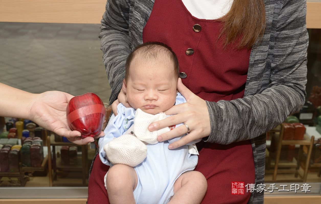 剃胎毛、滿月剃頭、嬰兒剃頭、嬰兒理髮、嬰兒剃髮、嬰兒剃胎毛、嬰兒滿月剃頭、蔡寶寶剃頭、剃胎毛儀式、剃胎毛吉祥話、滿月剃頭儀式、滿月剃頭吉祥話、蔡寶寶剃胎毛、蔡寶寶滿月剃頭理髮、 新北市永和區剃胎毛、新北市永和區滿月剃頭、新北市永和區嬰兒剃頭剃胎毛、新北市永和區嬰兒理髮、新北市嬰兒剃髮、 蔡寶寶(新北市永和區嬰兒蔡寶寶滿月剃頭理髮、嬰兒剃胎毛儀式吉祥話)。中國風會場，爸媽寶貝穿「日中韓」古裝禮服。專業拍照、DVD光碟、證書。★購買「臍帶章、肚臍章、胎毛筆刷印章」贈送：剃頭、收涎、抓周，三選一。2021.10.03照片15