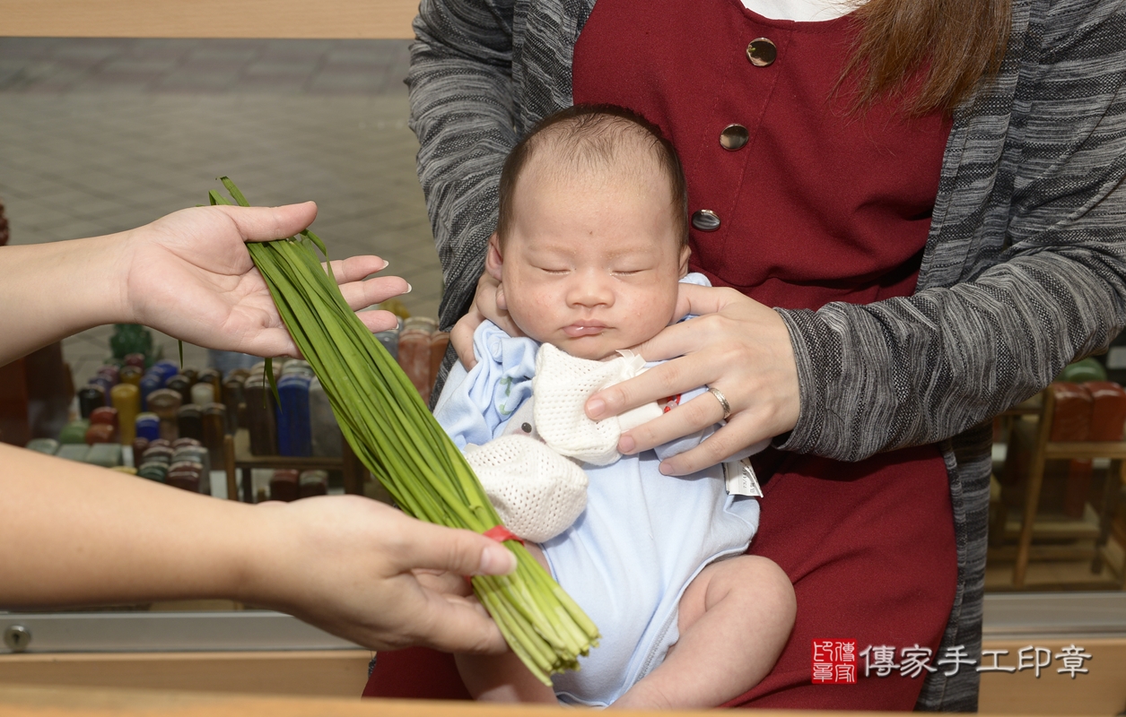 剃胎毛、滿月剃頭、嬰兒剃頭、嬰兒理髮、嬰兒剃髮、嬰兒剃胎毛、嬰兒滿月剃頭、蔡寶寶剃頭、剃胎毛儀式、剃胎毛吉祥話、滿月剃頭儀式、滿月剃頭吉祥話、蔡寶寶剃胎毛、蔡寶寶滿月剃頭理髮、 新北市永和區剃胎毛、新北市永和區滿月剃頭、新北市永和區嬰兒剃頭剃胎毛、新北市永和區嬰兒理髮、新北市嬰兒剃髮、 蔡寶寶(新北市永和區嬰兒蔡寶寶滿月剃頭理髮、嬰兒剃胎毛儀式吉祥話)。中國風會場，爸媽寶貝穿「日中韓」古裝禮服。專業拍照、DVD光碟、證書。★購買「臍帶章、肚臍章、胎毛筆刷印章」贈送：剃頭、收涎、抓周，三選一。2021.10.03照片18