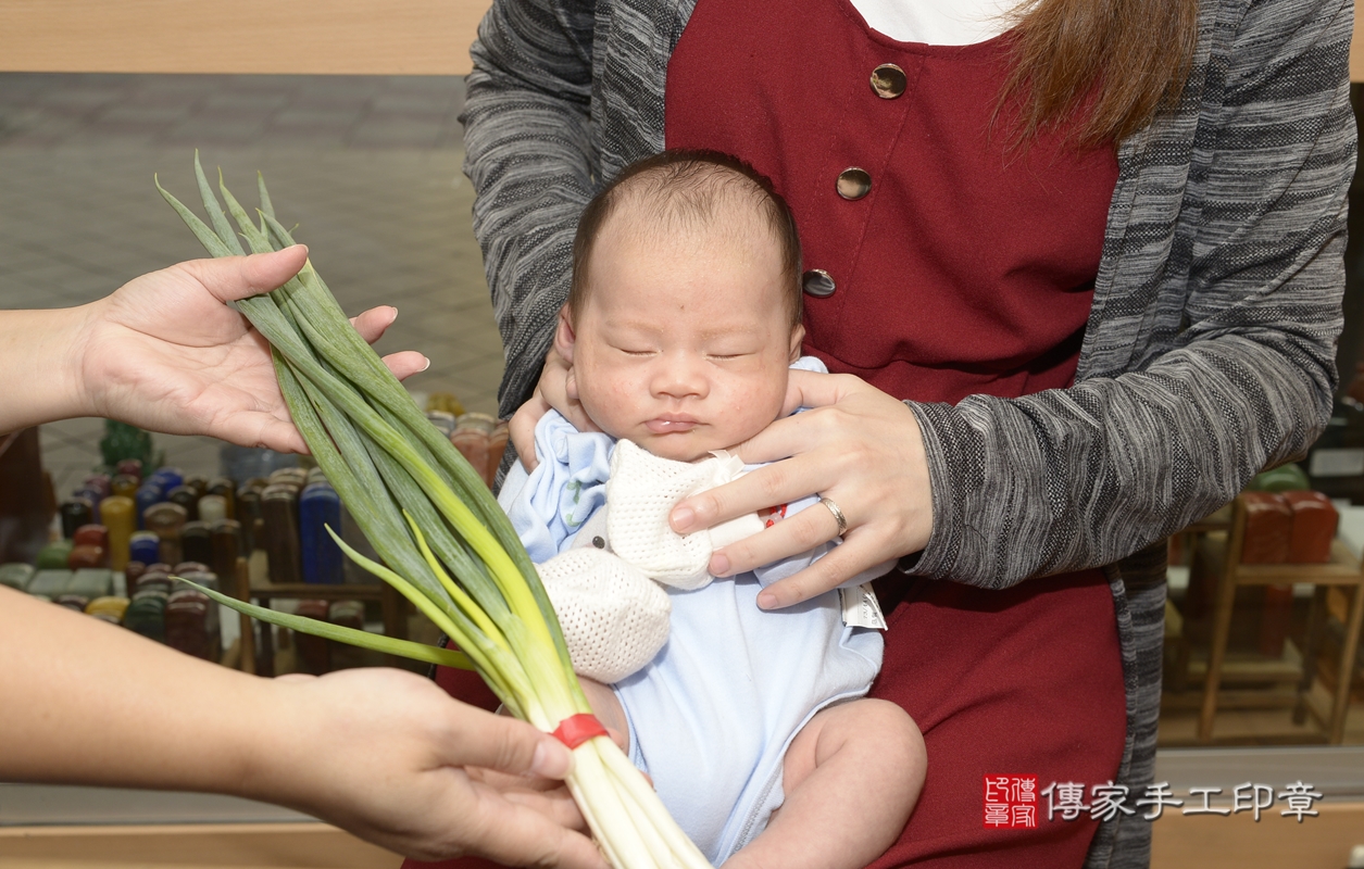 剃胎毛、滿月剃頭、嬰兒剃頭、嬰兒理髮、嬰兒剃髮、嬰兒剃胎毛、嬰兒滿月剃頭、蔡寶寶剃頭、剃胎毛儀式、剃胎毛吉祥話、滿月剃頭儀式、滿月剃頭吉祥話、蔡寶寶剃胎毛、蔡寶寶滿月剃頭理髮、 新北市永和區剃胎毛、新北市永和區滿月剃頭、新北市永和區嬰兒剃頭剃胎毛、新北市永和區嬰兒理髮、新北市嬰兒剃髮、 蔡寶寶(新北市永和區嬰兒蔡寶寶滿月剃頭理髮、嬰兒剃胎毛儀式吉祥話)。中國風會場，爸媽寶貝穿「日中韓」古裝禮服。專業拍照、DVD光碟、證書。★購買「臍帶章、肚臍章、胎毛筆刷印章」贈送：剃頭、收涎、抓周，三選一。2021.10.03照片22