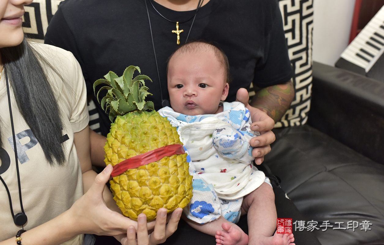 剃胎毛、滿月剃頭、嬰兒剃頭、嬰兒理髮、嬰兒剃髮、嬰兒剃胎毛、嬰兒滿月剃頭、李寶寶剃頭、剃胎毛儀式、剃胎毛吉祥話、滿月剃頭儀式、滿月剃頭吉祥話、李寶寶剃胎毛、李寶寶滿月剃頭理髮、 新北市新莊區剃胎毛、新北市新莊區滿月剃頭、新北市新莊區嬰兒剃頭剃胎毛、新北市新莊區嬰兒理髮、新北市嬰兒剃髮、 李寶寶(新北市新莊區到府嬰兒李寶寶滿月剃頭理髮、到府嬰兒剃胎毛儀式吉祥話)。到府剃頭剃胎毛主持、專業拍照、DVD光碟、證書。★購買「臍帶章、肚臍章、胎毛筆刷印章」贈送：剃頭、收涎、抓周，三選一。2021.10.06照片22