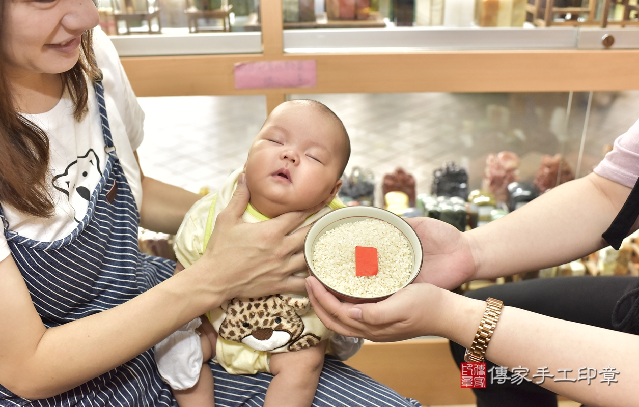 剃胎毛、滿月剃頭、嬰兒剃頭、嬰兒理髮、嬰兒剃髮、嬰兒剃胎毛、嬰兒滿月剃頭、許寶寶剃頭、剃胎毛儀式、剃胎毛吉祥話、滿月剃頭儀式、滿月剃頭吉祥話、許寶寶剃胎毛、許寶寶滿月剃頭理髮、 新北市永和區剃胎毛、新北市永和區滿月剃頭、新北市永和區嬰兒剃頭剃胎毛、新北市永和區嬰兒理髮、新北市嬰兒剃髮、 許寶寶(新北市永和區嬰兒許寶寶滿月剃頭理髮、嬰兒剃胎毛儀式吉祥話)。中國風會場，爸媽寶貝穿「日中韓」古裝禮服。專業拍照、DVD光碟、證書。★購買「臍帶章、肚臍章、胎毛筆刷印章」贈送：剃頭、收涎、抓周，三選一。2021.10.10照片10