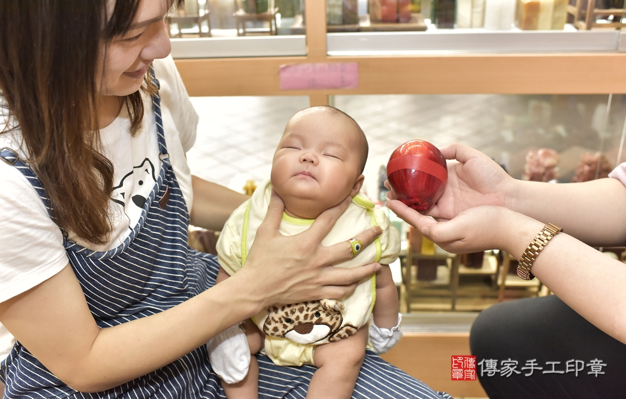 剃胎毛、滿月剃頭、嬰兒剃頭、嬰兒理髮、嬰兒剃髮、嬰兒剃胎毛、嬰兒滿月剃頭、許寶寶剃頭、剃胎毛儀式、剃胎毛吉祥話、滿月剃頭儀式、滿月剃頭吉祥話、許寶寶剃胎毛、許寶寶滿月剃頭理髮、 新北市永和區剃胎毛、新北市永和區滿月剃頭、新北市永和區嬰兒剃頭剃胎毛、新北市永和區嬰兒理髮、新北市嬰兒剃髮、 許寶寶(新北市永和區嬰兒許寶寶滿月剃頭理髮、嬰兒剃胎毛儀式吉祥話)。中國風會場，爸媽寶貝穿「日中韓」古裝禮服。專業拍照、DVD光碟、證書。★購買「臍帶章、肚臍章、胎毛筆刷印章」贈送：剃頭、收涎、抓周，三選一。2021.10.10照片11