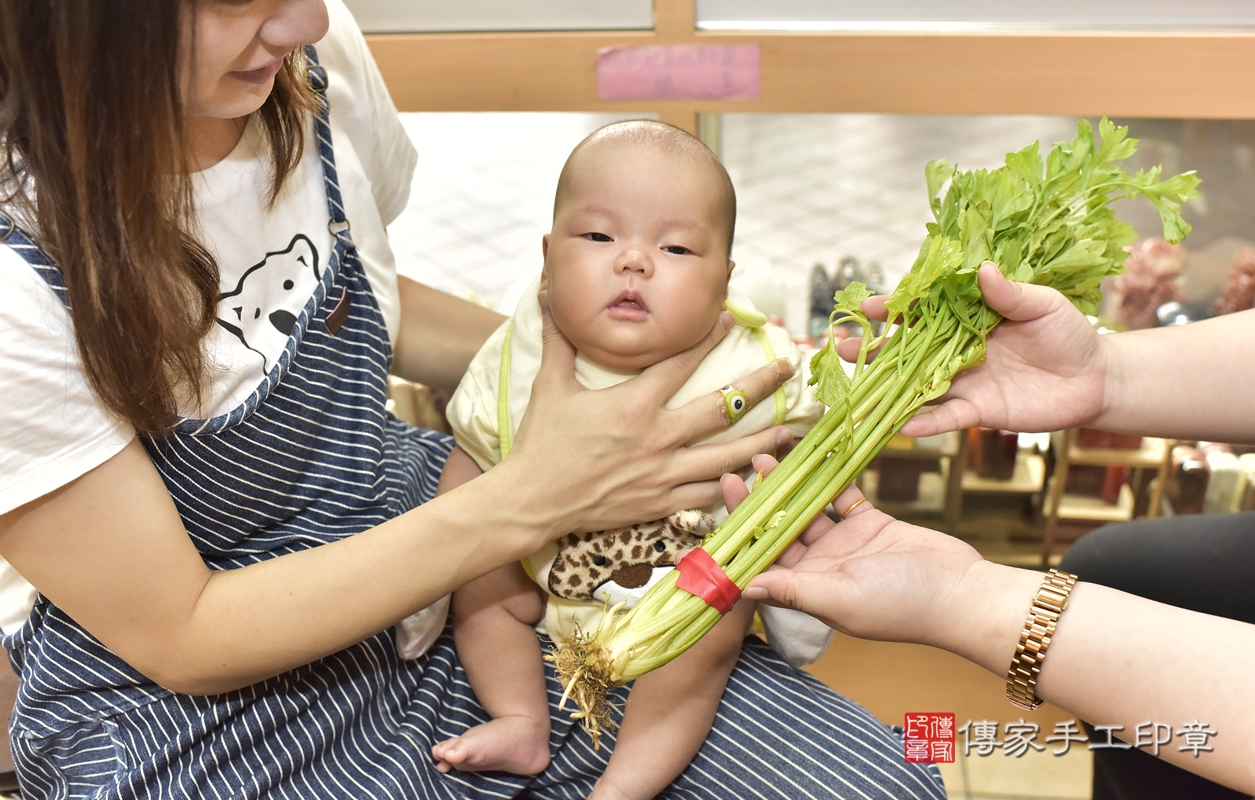 剃胎毛、滿月剃頭、嬰兒剃頭、嬰兒理髮、嬰兒剃髮、嬰兒剃胎毛、嬰兒滿月剃頭、許寶寶剃頭、剃胎毛儀式、剃胎毛吉祥話、滿月剃頭儀式、滿月剃頭吉祥話、許寶寶剃胎毛、許寶寶滿月剃頭理髮、 新北市永和區剃胎毛、新北市永和區滿月剃頭、新北市永和區嬰兒剃頭剃胎毛、新北市永和區嬰兒理髮、新北市嬰兒剃髮、 許寶寶(新北市永和區嬰兒許寶寶滿月剃頭理髮、嬰兒剃胎毛儀式吉祥話)。中國風會場，爸媽寶貝穿「日中韓」古裝禮服。專業拍照、DVD光碟、證書。★購買「臍帶章、肚臍章、胎毛筆刷印章」贈送：剃頭、收涎、抓周，三選一。2021.10.10照片15