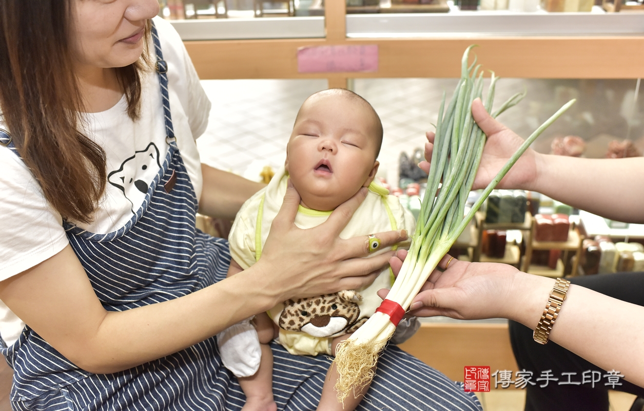 剃胎毛、滿月剃頭、嬰兒剃頭、嬰兒理髮、嬰兒剃髮、嬰兒剃胎毛、嬰兒滿月剃頭、許寶寶剃頭、剃胎毛儀式、剃胎毛吉祥話、滿月剃頭儀式、滿月剃頭吉祥話、許寶寶剃胎毛、許寶寶滿月剃頭理髮、 新北市永和區剃胎毛、新北市永和區滿月剃頭、新北市永和區嬰兒剃頭剃胎毛、新北市永和區嬰兒理髮、新北市嬰兒剃髮、 許寶寶(新北市永和區嬰兒許寶寶滿月剃頭理髮、嬰兒剃胎毛儀式吉祥話)。中國風會場，爸媽寶貝穿「日中韓」古裝禮服。專業拍照、DVD光碟、證書。★購買「臍帶章、肚臍章、胎毛筆刷印章」贈送：剃頭、收涎、抓周，三選一。2021.10.10照片16