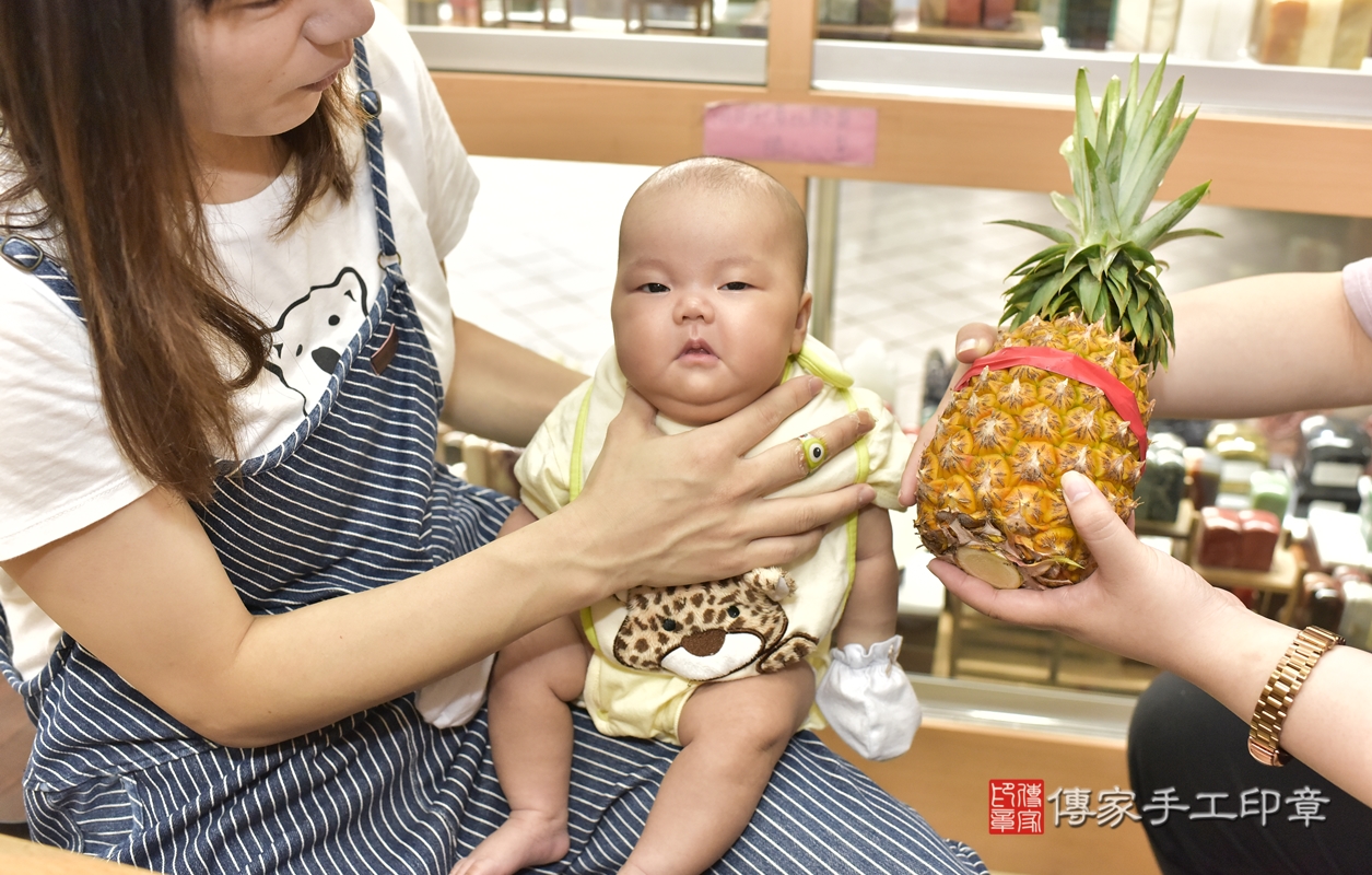 剃胎毛、滿月剃頭、嬰兒剃頭、嬰兒理髮、嬰兒剃髮、嬰兒剃胎毛、嬰兒滿月剃頭、許寶寶剃頭、剃胎毛儀式、剃胎毛吉祥話、滿月剃頭儀式、滿月剃頭吉祥話、許寶寶剃胎毛、許寶寶滿月剃頭理髮、 新北市永和區剃胎毛、新北市永和區滿月剃頭、新北市永和區嬰兒剃頭剃胎毛、新北市永和區嬰兒理髮、新北市嬰兒剃髮、 許寶寶(新北市永和區嬰兒許寶寶滿月剃頭理髮、嬰兒剃胎毛儀式吉祥話)。中國風會場，爸媽寶貝穿「日中韓」古裝禮服。專業拍照、DVD光碟、證書。★購買「臍帶章、肚臍章、胎毛筆刷印章」贈送：剃頭、收涎、抓周，三選一。2021.10.10照片17