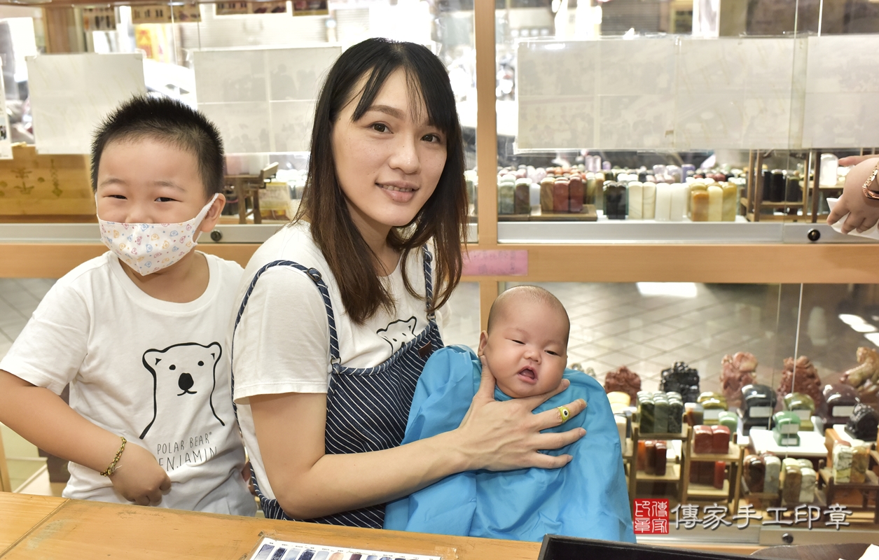 剃胎毛、滿月剃頭、嬰兒剃頭、嬰兒理髮、嬰兒剃髮、嬰兒剃胎毛、嬰兒滿月剃頭、許寶寶剃頭、剃胎毛儀式、剃胎毛吉祥話、滿月剃頭儀式、滿月剃頭吉祥話、許寶寶剃胎毛、許寶寶滿月剃頭理髮、 新北市永和區剃胎毛、新北市永和區滿月剃頭、新北市永和區嬰兒剃頭剃胎毛、新北市永和區嬰兒理髮、新北市嬰兒剃髮、 許寶寶(新北市永和區嬰兒許寶寶滿月剃頭理髮、嬰兒剃胎毛儀式吉祥話)。中國風會場，爸媽寶貝穿「日中韓」古裝禮服。專業拍照、DVD光碟、證書。★購買「臍帶章、肚臍章、胎毛筆刷印章」贈送：剃頭、收涎、抓周，三選一。2021.10.10照片22