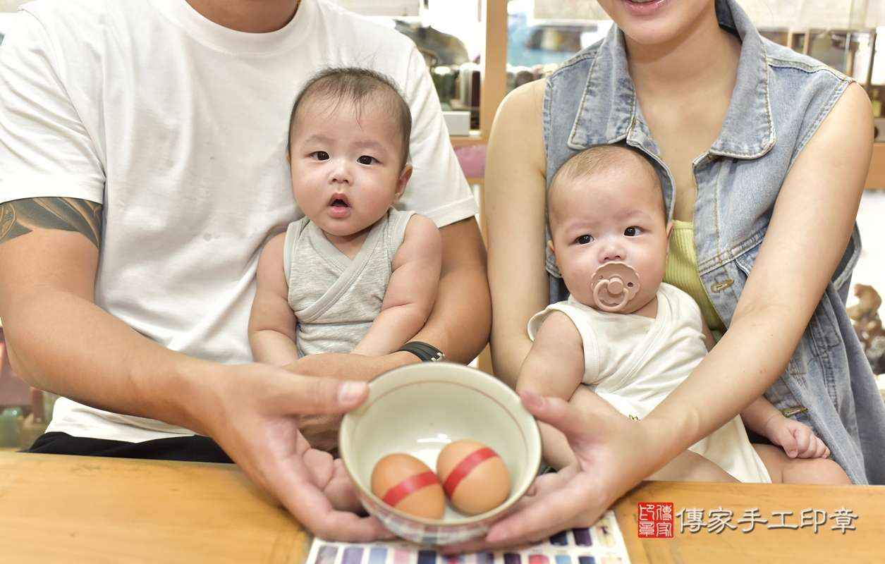 剃胎毛、滿月剃頭、嬰兒剃頭、嬰兒理髮、嬰兒剃髮、嬰兒剃胎毛、嬰兒滿月剃頭、劉寶寶(雙胞胎)剃頭、剃胎毛儀式、剃胎毛吉祥話、滿月剃頭儀式、滿月剃頭吉祥話、劉寶寶(雙胞胎)剃胎毛、劉寶寶(雙胞胎)滿月剃頭理髮、 新北市永和區剃胎毛、新北市永和區滿月剃頭、新北市永和區嬰兒剃頭剃胎毛、新北市永和區嬰兒理髮、新北市嬰兒剃髮、 劉寶寶(雙胞胎)(新北市永和區嬰兒劉寶寶(雙胞胎)滿月剃頭理髮、嬰兒剃胎毛儀式吉祥話)。中國風會場，爸媽寶貝穿「日中韓」古裝禮服。專業拍照、DVD光碟、證書。★購買「臍帶章、肚臍章、胎毛筆刷印章」贈送：剃頭、收涎、抓周，三選一。2021.10.10照片9