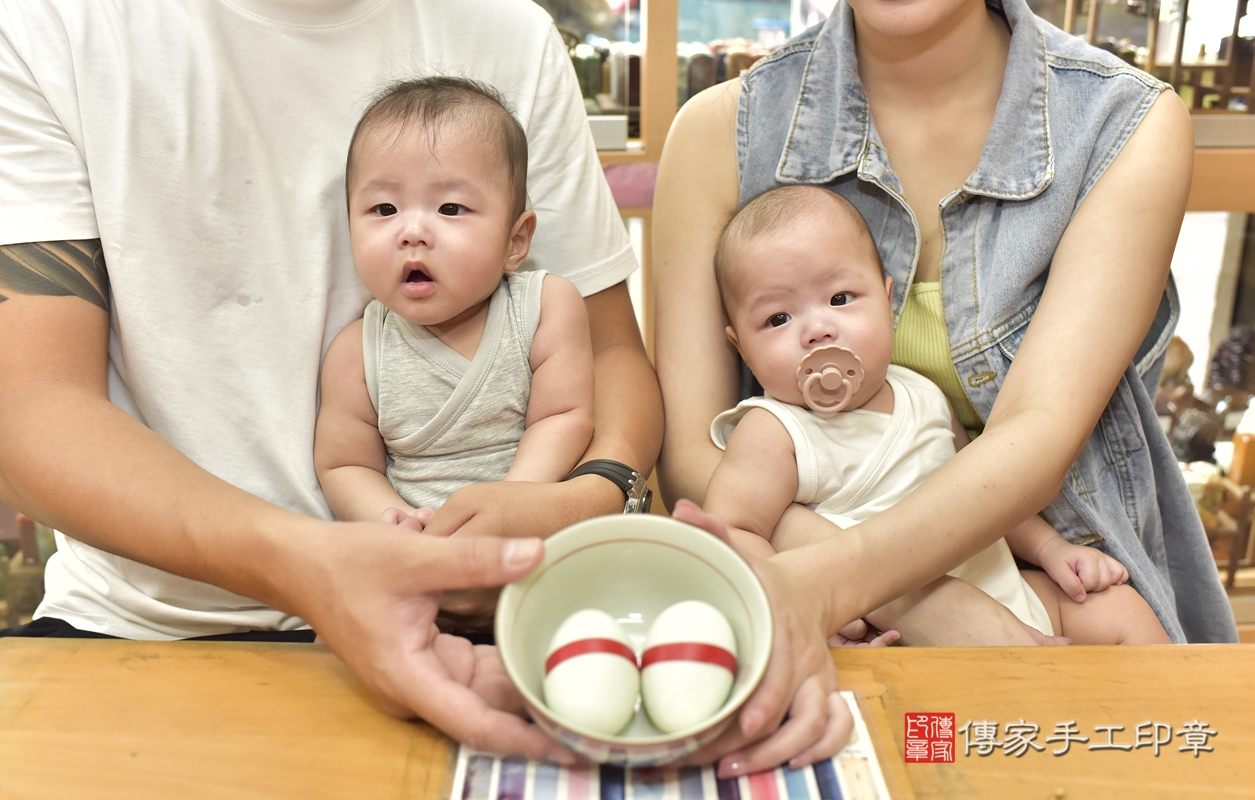 剃胎毛、滿月剃頭、嬰兒剃頭、嬰兒理髮、嬰兒剃髮、嬰兒剃胎毛、嬰兒滿月剃頭、劉寶寶(雙胞胎)剃頭、剃胎毛儀式、剃胎毛吉祥話、滿月剃頭儀式、滿月剃頭吉祥話、劉寶寶(雙胞胎)剃胎毛、劉寶寶(雙胞胎)滿月剃頭理髮、 新北市永和區剃胎毛、新北市永和區滿月剃頭、新北市永和區嬰兒剃頭剃胎毛、新北市永和區嬰兒理髮、新北市嬰兒剃髮、 劉寶寶(雙胞胎)(新北市永和區嬰兒劉寶寶(雙胞胎)滿月剃頭理髮、嬰兒剃胎毛儀式吉祥話)。中國風會場，爸媽寶貝穿「日中韓」古裝禮服。專業拍照、DVD光碟、證書。★購買「臍帶章、肚臍章、胎毛筆刷印章」贈送：剃頭、收涎、抓周，三選一。2021.10.10照片11