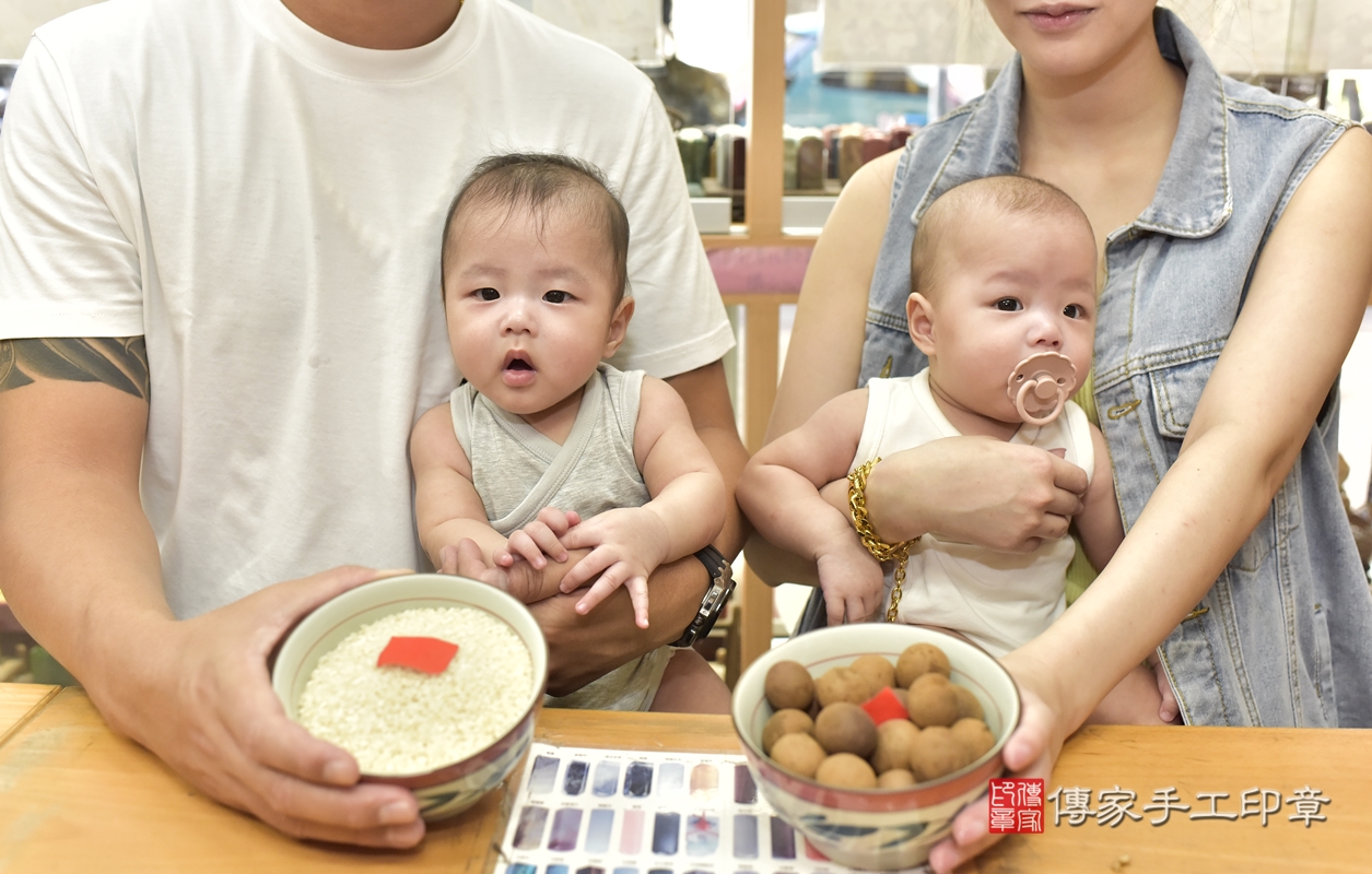 剃胎毛、滿月剃頭、嬰兒剃頭、嬰兒理髮、嬰兒剃髮、嬰兒剃胎毛、嬰兒滿月剃頭、劉寶寶(雙胞胎)剃頭、剃胎毛儀式、剃胎毛吉祥話、滿月剃頭儀式、滿月剃頭吉祥話、劉寶寶(雙胞胎)剃胎毛、劉寶寶(雙胞胎)滿月剃頭理髮、 新北市永和區剃胎毛、新北市永和區滿月剃頭、新北市永和區嬰兒剃頭剃胎毛、新北市永和區嬰兒理髮、新北市嬰兒剃髮、 劉寶寶(雙胞胎)(新北市永和區嬰兒劉寶寶(雙胞胎)滿月剃頭理髮、嬰兒剃胎毛儀式吉祥話)。中國風會場，爸媽寶貝穿「日中韓」古裝禮服。專業拍照、DVD光碟、證書。★購買「臍帶章、肚臍章、胎毛筆刷印章」贈送：剃頭、收涎、抓周，三選一。2021.10.10照片15