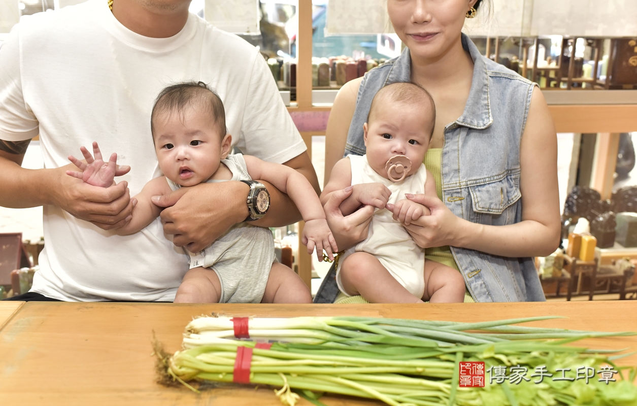 剃胎毛、滿月剃頭、嬰兒剃頭、嬰兒理髮、嬰兒剃髮、嬰兒剃胎毛、嬰兒滿月剃頭、劉寶寶(雙胞胎)剃頭、剃胎毛儀式、剃胎毛吉祥話、滿月剃頭儀式、滿月剃頭吉祥話、劉寶寶(雙胞胎)剃胎毛、劉寶寶(雙胞胎)滿月剃頭理髮、 新北市永和區剃胎毛、新北市永和區滿月剃頭、新北市永和區嬰兒剃頭剃胎毛、新北市永和區嬰兒理髮、新北市嬰兒剃髮、 劉寶寶(雙胞胎)(新北市永和區嬰兒劉寶寶(雙胞胎)滿月剃頭理髮、嬰兒剃胎毛儀式吉祥話)。中國風會場，爸媽寶貝穿「日中韓」古裝禮服。專業拍照、DVD光碟、證書。★購買「臍帶章、肚臍章、胎毛筆刷印章」贈送：剃頭、收涎、抓周，三選一。2021.10.10照片19