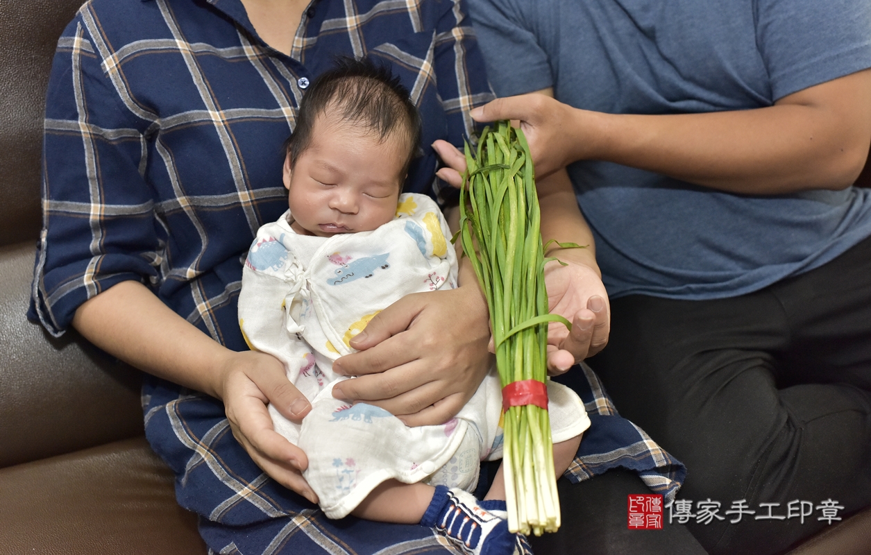 剃胎毛、滿月剃頭、嬰兒剃頭、嬰兒理髮、嬰兒剃髮、嬰兒剃胎毛、嬰兒滿月剃頭、陳寶寶剃頭、剃胎毛儀式、剃胎毛吉祥話、滿月剃頭儀式、滿月剃頭吉祥話、陳寶寶剃胎毛、陳寶寶滿月剃頭理髮、 新北市中和區剃胎毛、新北市中和區滿月剃頭、新北市中和區嬰兒剃頭剃胎毛、新北市中和區嬰兒理髮、新北市嬰兒剃髮、 陳寶寶(新北市中和區到府嬰兒陳寶寶滿月剃頭理髮、到府嬰兒剃胎毛儀式吉祥話)。到府剃頭剃胎毛主持、專業拍照、DVD光碟、證書。★購買「臍帶章、肚臍章、胎毛筆刷印章」贈送：剃頭、收涎、抓周，三選一。2021.10.13照片17