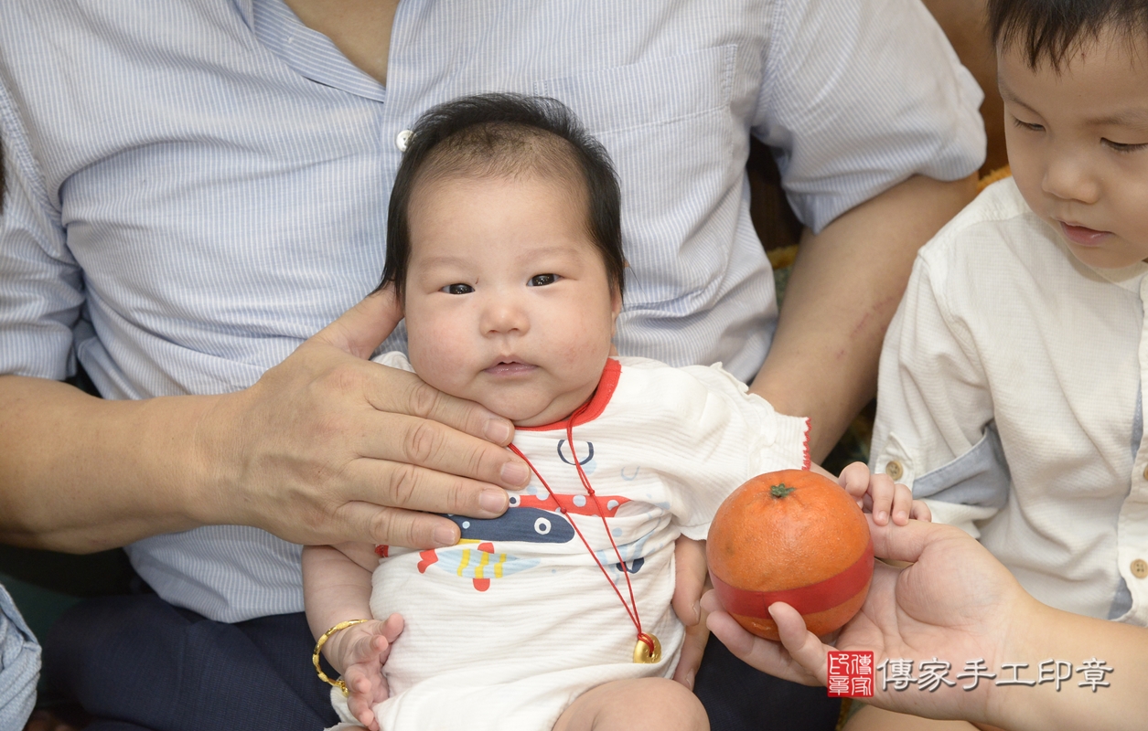 剃胎毛、滿月剃頭、嬰兒剃頭、嬰兒理髮、嬰兒剃髮、嬰兒剃胎毛、嬰兒滿月剃頭、施寶寶剃頭、剃胎毛儀式、剃胎毛吉祥話、滿月剃頭儀式、滿月剃頭吉祥話、施寶寶剃胎毛、施寶寶滿月剃頭理髮、 台北市大安區剃胎毛、台北市大安區滿月剃頭、台北市大安區嬰兒剃頭剃胎毛、台北市大安區嬰兒理髮、台北市嬰兒剃髮、 施寶寶(台北市大安區到府嬰兒施寶寶滿月剃頭理髮、到府嬰兒剃胎毛儀式吉祥話)。到府剃頭剃胎毛主持、專業拍照、DVD光碟、證書。★購買「臍帶章、肚臍章、胎毛筆刷印章」贈送：剃頭、收涎、抓周，三選一。2021.10.17照片13