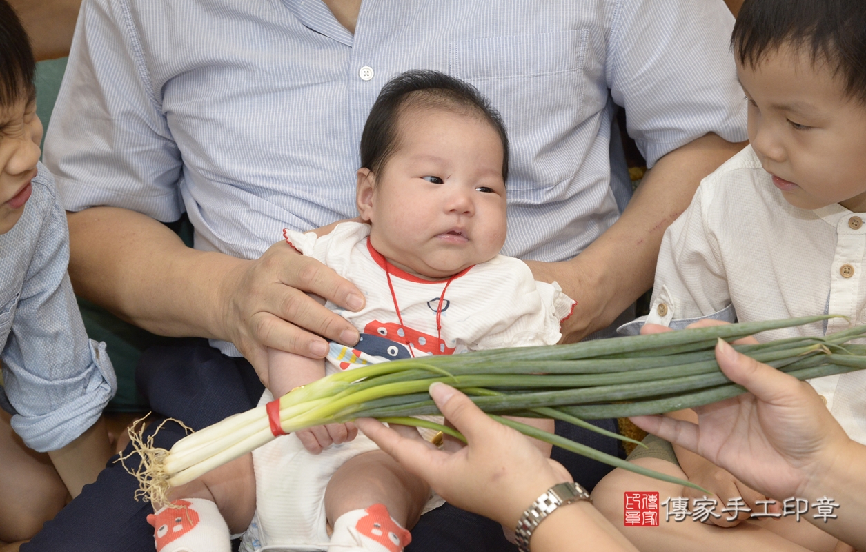 剃胎毛、滿月剃頭、嬰兒剃頭、嬰兒理髮、嬰兒剃髮、嬰兒剃胎毛、嬰兒滿月剃頭、施寶寶剃頭、剃胎毛儀式、剃胎毛吉祥話、滿月剃頭儀式、滿月剃頭吉祥話、施寶寶剃胎毛、施寶寶滿月剃頭理髮、 台北市大安區剃胎毛、台北市大安區滿月剃頭、台北市大安區嬰兒剃頭剃胎毛、台北市大安區嬰兒理髮、台北市嬰兒剃髮、 施寶寶(台北市大安區到府嬰兒施寶寶滿月剃頭理髮、到府嬰兒剃胎毛儀式吉祥話)。到府剃頭剃胎毛主持、專業拍照、DVD光碟、證書。★購買「臍帶章、肚臍章、胎毛筆刷印章」贈送：剃頭、收涎、抓周，三選一。2021.10.17照片18