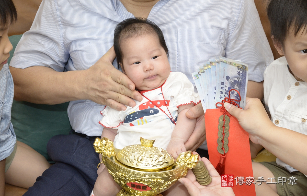 剃胎毛、滿月剃頭、嬰兒剃頭、嬰兒理髮、嬰兒剃髮、嬰兒剃胎毛、嬰兒滿月剃頭、施寶寶剃頭、剃胎毛儀式、剃胎毛吉祥話、滿月剃頭儀式、滿月剃頭吉祥話、施寶寶剃胎毛、施寶寶滿月剃頭理髮、 台北市大安區剃胎毛、台北市大安區滿月剃頭、台北市大安區嬰兒剃頭剃胎毛、台北市大安區嬰兒理髮、台北市嬰兒剃髮、 施寶寶(台北市大安區到府嬰兒施寶寶滿月剃頭理髮、到府嬰兒剃胎毛儀式吉祥話)。到府剃頭剃胎毛主持、專業拍照、DVD光碟、證書。★購買「臍帶章、肚臍章、胎毛筆刷印章」贈送：剃頭、收涎、抓周，三選一。2021.10.17照片21