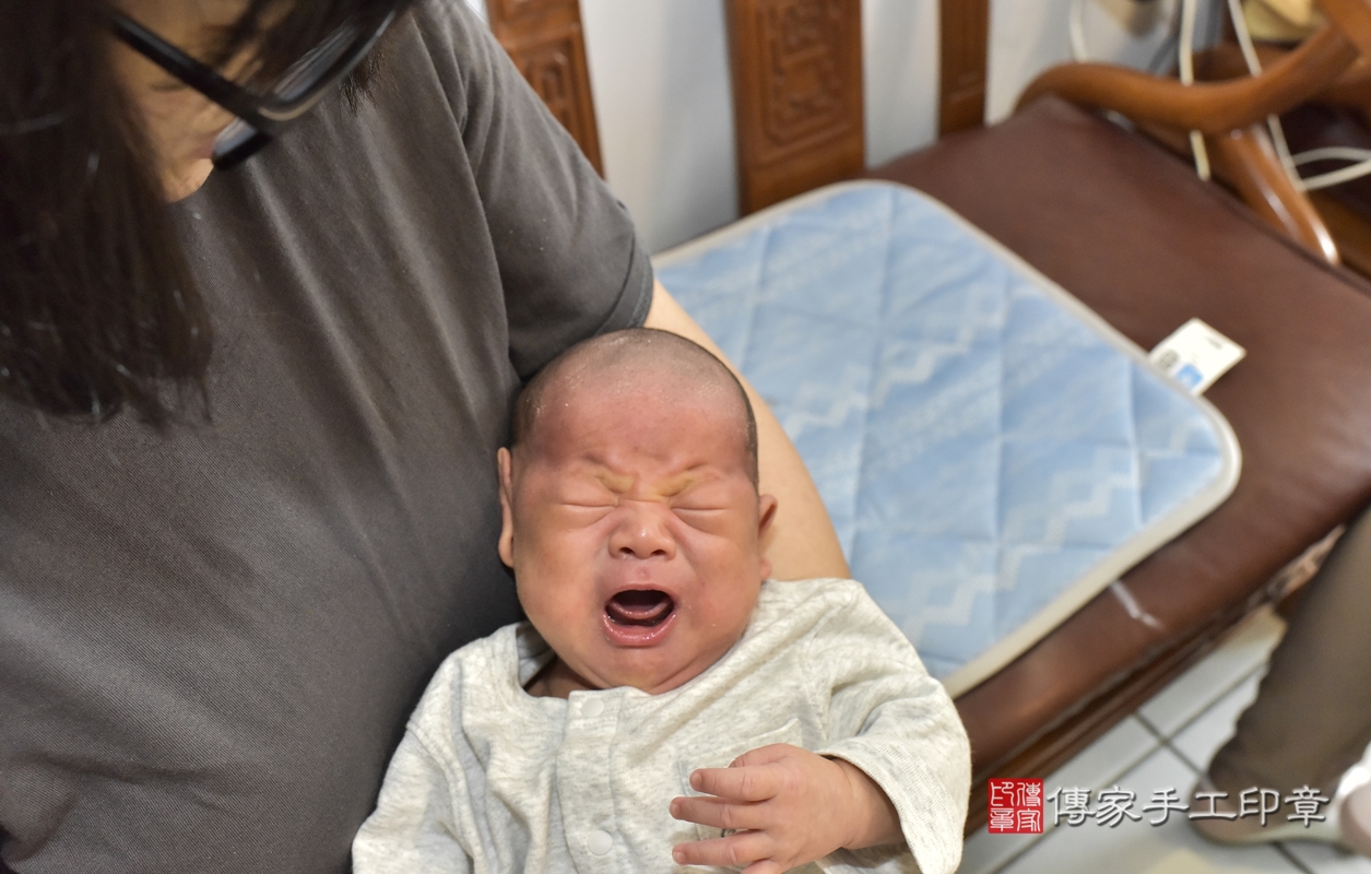 剃胎毛、滿月剃頭、嬰兒剃頭、嬰兒理髮、嬰兒剃髮、嬰兒剃胎毛、嬰兒滿月剃頭、李寶寶剃頭、剃胎毛儀式、剃胎毛吉祥話、滿月剃頭儀式、滿月剃頭吉祥話、李寶寶剃胎毛、李寶寶滿月剃頭理髮、 新北市林口區剃胎毛、新北市林口區滿月剃頭、新北市林口區嬰兒剃頭剃胎毛、新北市林口區嬰兒理髮、新北市嬰兒剃髮、 李寶寶(新北市林口區到府嬰兒李寶寶滿月剃頭理髮、到府嬰兒剃胎毛儀式吉祥話)。到府剃頭剃胎毛主持、專業拍照、DVD光碟、證書。★購買「臍帶章、肚臍章、胎毛筆刷印章」贈送：剃頭、收涎、抓周，三選一。2021.10.18照片20