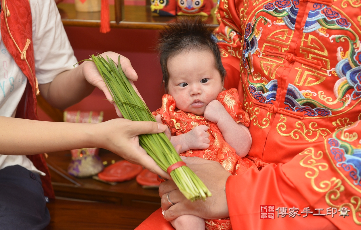 剃胎毛、滿月剃頭、嬰兒剃頭、嬰兒理髮、嬰兒剃髮、嬰兒剃胎毛、嬰兒滿月剃頭、黃寶寶剃頭、剃胎毛儀式、剃胎毛吉祥話、滿月剃頭儀式、滿月剃頭吉祥話、黃寶寶剃胎毛、黃寶寶滿月剃頭理髮、 新北市永和區剃胎毛、新北市永和區滿月剃頭、新北市永和區嬰兒剃頭剃胎毛、新北市永和區嬰兒理髮、新北市嬰兒剃髮、 黃寶寶(新北市永和區嬰兒黃寶寶滿月剃頭理髮、嬰兒剃胎毛儀式吉祥話)。中國風會場，爸媽寶貝穿「日中韓」古裝禮服。專業拍照、DVD光碟、證書。★購買「臍帶章、肚臍章、胎毛筆刷印章」贈送：剃頭、收涎、抓周，三選一。2021.10.29照片18