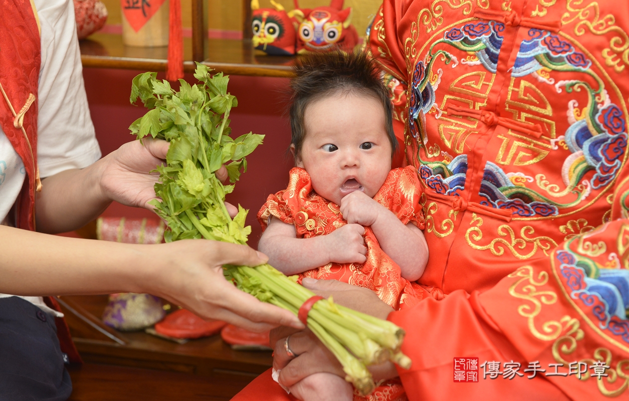 剃胎毛、滿月剃頭、嬰兒剃頭、嬰兒理髮、嬰兒剃髮、嬰兒剃胎毛、嬰兒滿月剃頭、黃寶寶剃頭、剃胎毛儀式、剃胎毛吉祥話、滿月剃頭儀式、滿月剃頭吉祥話、黃寶寶剃胎毛、黃寶寶滿月剃頭理髮、 新北市永和區剃胎毛、新北市永和區滿月剃頭、新北市永和區嬰兒剃頭剃胎毛、新北市永和區嬰兒理髮、新北市嬰兒剃髮、 黃寶寶(新北市永和區嬰兒黃寶寶滿月剃頭理髮、嬰兒剃胎毛儀式吉祥話)。中國風會場，爸媽寶貝穿「日中韓」古裝禮服。專業拍照、DVD光碟、證書。★購買「臍帶章、肚臍章、胎毛筆刷印章」贈送：剃頭、收涎、抓周，三選一。2021.10.29照片20