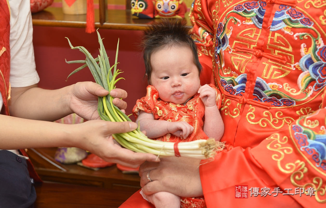 剃胎毛、滿月剃頭、嬰兒剃頭、嬰兒理髮、嬰兒剃髮、嬰兒剃胎毛、嬰兒滿月剃頭、黃寶寶剃頭、剃胎毛儀式、剃胎毛吉祥話、滿月剃頭儀式、滿月剃頭吉祥話、黃寶寶剃胎毛、黃寶寶滿月剃頭理髮、 新北市永和區剃胎毛、新北市永和區滿月剃頭、新北市永和區嬰兒剃頭剃胎毛、新北市永和區嬰兒理髮、新北市嬰兒剃髮、 黃寶寶(新北市永和區嬰兒黃寶寶滿月剃頭理髮、嬰兒剃胎毛儀式吉祥話)。中國風會場，爸媽寶貝穿「日中韓」古裝禮服。專業拍照、DVD光碟、證書。★購買「臍帶章、肚臍章、胎毛筆刷印章」贈送：剃頭、收涎、抓周，三選一。2021.10.29照片22