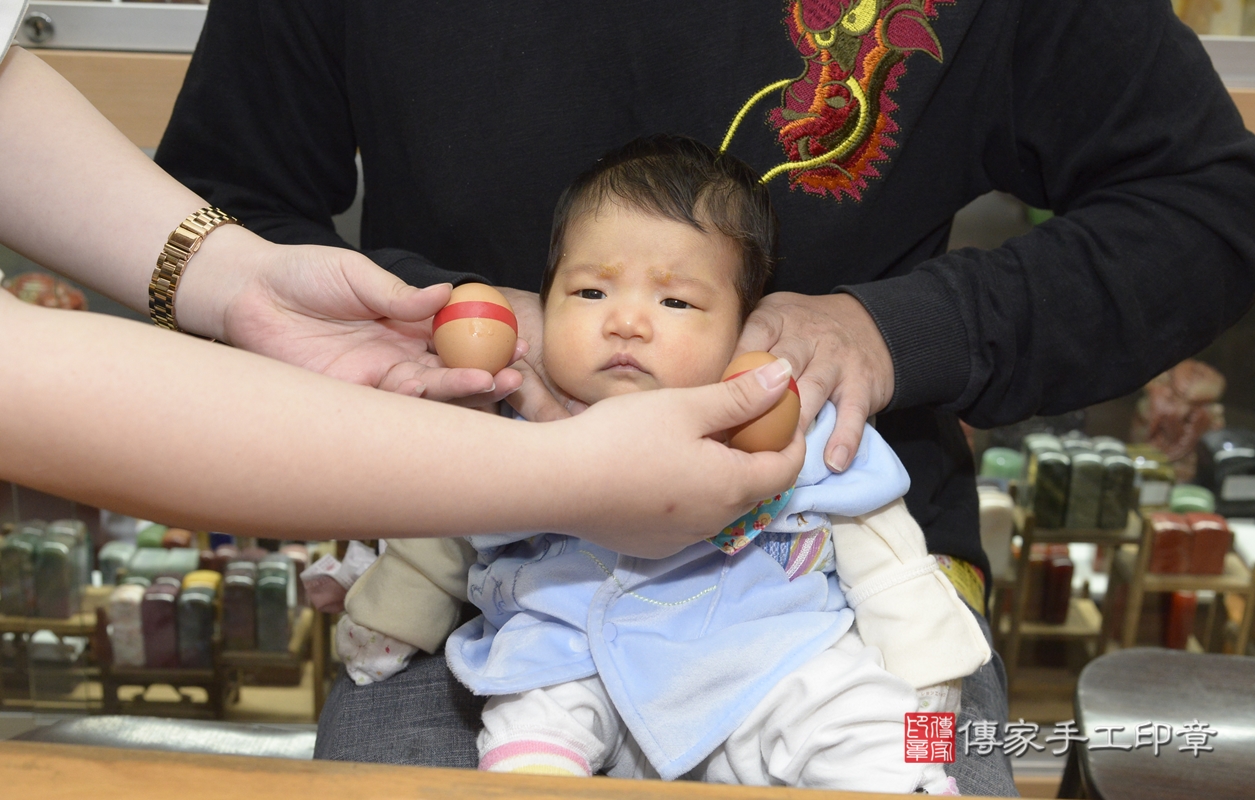 剃胎毛、滿月剃頭、嬰兒剃頭、嬰兒理髮、嬰兒剃髮、嬰兒剃胎毛、嬰兒滿月剃頭、謝寶寶剃頭、剃胎毛儀式、剃胎毛吉祥話、滿月剃頭儀式、滿月剃頭吉祥話、謝寶寶剃胎毛、謝寶寶滿月剃頭理髮、 新北市永和區剃胎毛、新北市永和區滿月剃頭、新北市永和區嬰兒剃頭剃胎毛、新北市永和區嬰兒理髮、新北市嬰兒剃髮、 謝寶寶(新北市永和區嬰兒謝寶寶滿月剃頭理髮、嬰兒剃胎毛儀式吉祥話)。中國風會場，爸媽寶貝穿「日中韓」古裝禮服。專業拍照、DVD光碟、證書。★購買「臍帶章、肚臍章、胎毛筆刷印章」贈送：剃頭、收涎、抓周，三選一。2021.10.30照片6