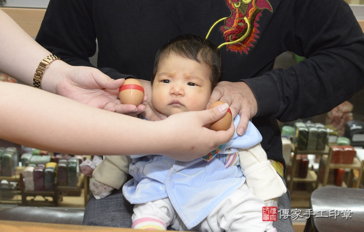 剃胎毛、滿月剃頭、嬰兒剃頭、嬰兒理髮、嬰兒剃髮、嬰兒剃胎毛、嬰兒滿月剃頭、謝寶寶剃頭、剃胎毛儀式、剃胎毛吉祥話、滿月剃頭儀式、滿月剃頭吉祥話、謝寶寶剃胎毛、謝寶寶滿月剃頭理髮、 新北市永和區剃胎毛、新北市永和區滿月剃頭、新北市永和區嬰兒剃頭剃胎毛、新北市永和區嬰兒理髮、新北市嬰兒剃髮、 謝寶寶(新北市永和區嬰兒謝寶寶滿月剃頭理髮、嬰兒剃胎毛儀式吉祥話)。中國風會場，爸媽寶貝穿「日中韓」古裝禮服。專業拍照、DVD光碟、證書。★購買「臍帶章、肚臍章、胎毛筆刷印章」贈送：剃頭、收涎、抓周，三選一。2021.10.30照片7