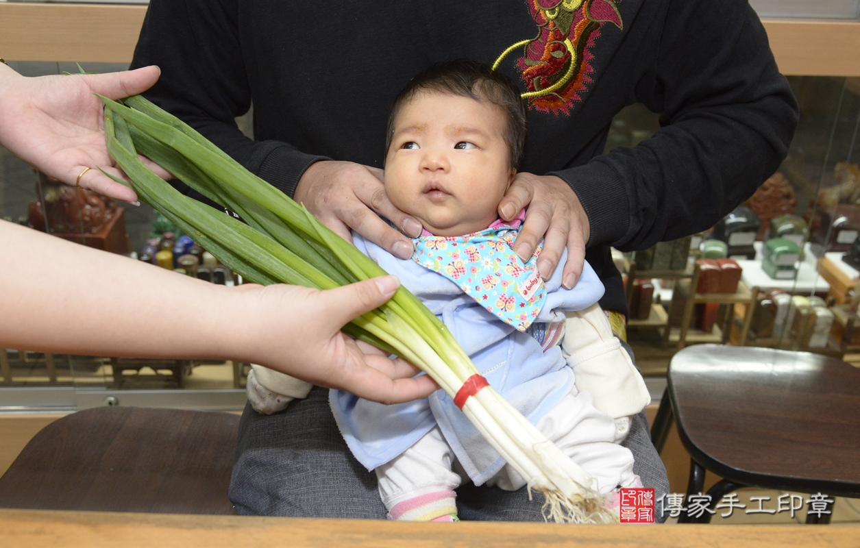 剃胎毛、滿月剃頭、嬰兒剃頭、嬰兒理髮、嬰兒剃髮、嬰兒剃胎毛、嬰兒滿月剃頭、謝寶寶剃頭、剃胎毛儀式、剃胎毛吉祥話、滿月剃頭儀式、滿月剃頭吉祥話、謝寶寶剃胎毛、謝寶寶滿月剃頭理髮、 新北市永和區剃胎毛、新北市永和區滿月剃頭、新北市永和區嬰兒剃頭剃胎毛、新北市永和區嬰兒理髮、新北市嬰兒剃髮、 謝寶寶(新北市永和區嬰兒謝寶寶滿月剃頭理髮、嬰兒剃胎毛儀式吉祥話)。中國風會場，爸媽寶貝穿「日中韓」古裝禮服。專業拍照、DVD光碟、證書。★購買「臍帶章、肚臍章、胎毛筆刷印章」贈送：剃頭、收涎、抓周，三選一。2021.10.30照片19