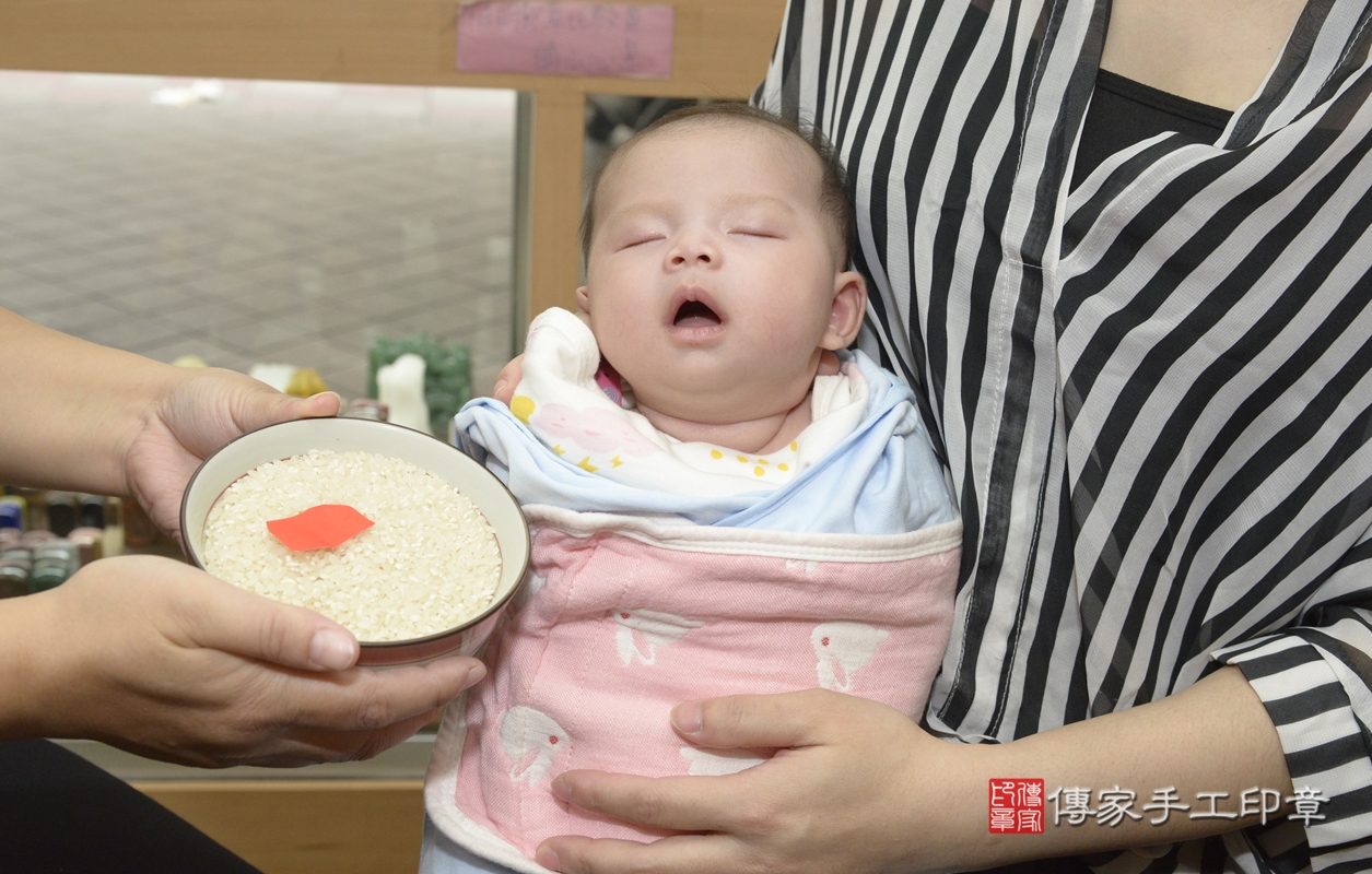 剃胎毛、滿月剃頭、嬰兒剃頭、嬰兒理髮、嬰兒剃髮、嬰兒剃胎毛、嬰兒滿月剃頭、簡寶寶剃頭、剃胎毛儀式、剃胎毛吉祥話、滿月剃頭儀式、滿月剃頭吉祥話、簡寶寶剃胎毛、簡寶寶滿月剃頭理髮、 新北市永和區剃胎毛、新北市永和區滿月剃頭、新北市永和區嬰兒剃頭剃胎毛、新北市永和區嬰兒理髮、新北市嬰兒剃髮、 簡寶寶(新北市永和區嬰兒簡寶寶滿月剃頭理髮、嬰兒剃胎毛儀式吉祥話)。中國風會場，爸媽寶貝穿「日中韓」古裝禮服。專業拍照、DVD光碟、證書。★購買「臍帶章、肚臍章、胎毛筆刷印章」贈送：剃頭、收涎、抓周，三選一。2021.10.31照片9