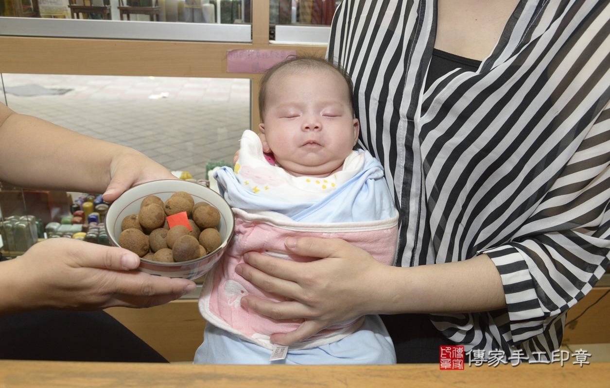 剃胎毛、滿月剃頭、嬰兒剃頭、嬰兒理髮、嬰兒剃髮、嬰兒剃胎毛、嬰兒滿月剃頭、簡寶寶剃頭、剃胎毛儀式、剃胎毛吉祥話、滿月剃頭儀式、滿月剃頭吉祥話、簡寶寶剃胎毛、簡寶寶滿月剃頭理髮、 新北市永和區剃胎毛、新北市永和區滿月剃頭、新北市永和區嬰兒剃頭剃胎毛、新北市永和區嬰兒理髮、新北市嬰兒剃髮、 簡寶寶(新北市永和區嬰兒簡寶寶滿月剃頭理髮、嬰兒剃胎毛儀式吉祥話)。中國風會場，爸媽寶貝穿「日中韓」古裝禮服。專業拍照、DVD光碟、證書。★購買「臍帶章、肚臍章、胎毛筆刷印章」贈送：剃頭、收涎、抓周，三選一。2021.10.31照片11