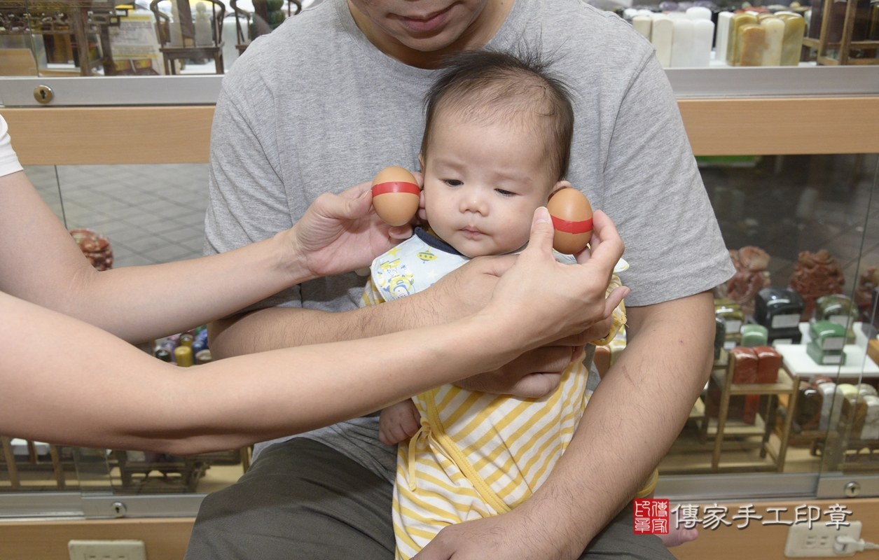 剃胎毛、滿月剃頭、嬰兒剃頭、嬰兒理髮、嬰兒剃髮、嬰兒剃胎毛、嬰兒滿月剃頭、張寶寶剃頭、剃胎毛儀式、剃胎毛吉祥話、滿月剃頭儀式、滿月剃頭吉祥話、張寶寶剃胎毛、張寶寶滿月剃頭理髮、 新北市永和區剃胎毛、新北市永和區滿月剃頭、新北市永和區嬰兒剃頭剃胎毛、新北市永和區嬰兒理髮、新北市嬰兒剃髮、 張寶寶(新北市永和區嬰兒張寶寶滿月剃頭理髮、嬰兒剃胎毛儀式吉祥話)。中國風會場，爸媽寶貝穿「日中韓」古裝禮服。專業拍照、DVD光碟、證書。★購買「臍帶章、肚臍章、胎毛筆刷印章」贈送：剃頭、收涎、抓周，三選一。2021.10.31照片4