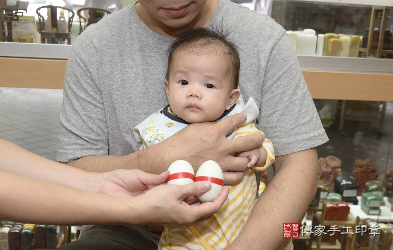 剃胎毛、滿月剃頭、嬰兒剃頭、嬰兒理髮、嬰兒剃髮、嬰兒剃胎毛、嬰兒滿月剃頭、張寶寶剃頭、剃胎毛儀式、剃胎毛吉祥話、滿月剃頭儀式、滿月剃頭吉祥話、張寶寶剃胎毛、張寶寶滿月剃頭理髮、 新北市永和區剃胎毛、新北市永和區滿月剃頭、新北市永和區嬰兒剃頭剃胎毛、新北市永和區嬰兒理髮、新北市嬰兒剃髮、 張寶寶(新北市永和區嬰兒張寶寶滿月剃頭理髮、嬰兒剃胎毛儀式吉祥話)。中國風會場，爸媽寶貝穿「日中韓」古裝禮服。專業拍照、DVD光碟、證書。★購買「臍帶章、肚臍章、胎毛筆刷印章」贈送：剃頭、收涎、抓周，三選一。2021.10.31照片6