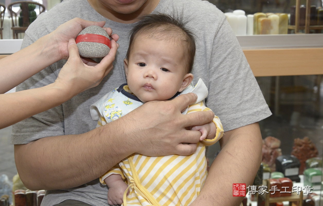 剃胎毛、滿月剃頭、嬰兒剃頭、嬰兒理髮、嬰兒剃髮、嬰兒剃胎毛、嬰兒滿月剃頭、張寶寶剃頭、剃胎毛儀式、剃胎毛吉祥話、滿月剃頭儀式、滿月剃頭吉祥話、張寶寶剃胎毛、張寶寶滿月剃頭理髮、 新北市永和區剃胎毛、新北市永和區滿月剃頭、新北市永和區嬰兒剃頭剃胎毛、新北市永和區嬰兒理髮、新北市嬰兒剃髮、 張寶寶(新北市永和區嬰兒張寶寶滿月剃頭理髮、嬰兒剃胎毛儀式吉祥話)。中國風會場，爸媽寶貝穿「日中韓」古裝禮服。專業拍照、DVD光碟、證書。★購買「臍帶章、肚臍章、胎毛筆刷印章」贈送：剃頭、收涎、抓周，三選一。2021.10.31照片8