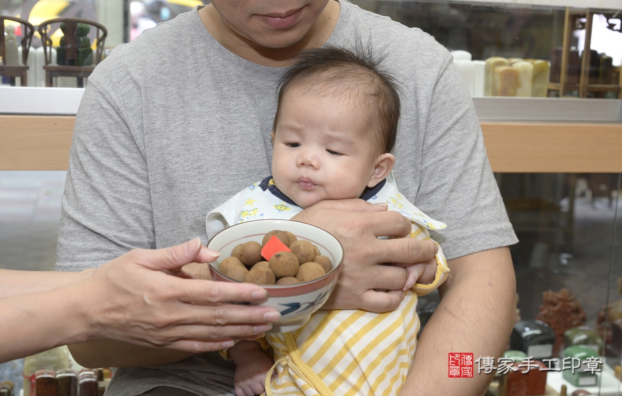 剃胎毛、滿月剃頭、嬰兒剃頭、嬰兒理髮、嬰兒剃髮、嬰兒剃胎毛、嬰兒滿月剃頭、張寶寶剃頭、剃胎毛儀式、剃胎毛吉祥話、滿月剃頭儀式、滿月剃頭吉祥話、張寶寶剃胎毛、張寶寶滿月剃頭理髮、 新北市永和區剃胎毛、新北市永和區滿月剃頭、新北市永和區嬰兒剃頭剃胎毛、新北市永和區嬰兒理髮、新北市嬰兒剃髮、 張寶寶(新北市永和區嬰兒張寶寶滿月剃頭理髮、嬰兒剃胎毛儀式吉祥話)。中國風會場，爸媽寶貝穿「日中韓」古裝禮服。專業拍照、DVD光碟、證書。★購買「臍帶章、肚臍章、胎毛筆刷印章」贈送：剃頭、收涎、抓周，三選一。2021.10.31照片11