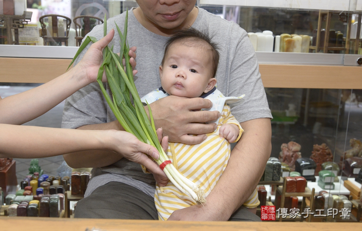 剃胎毛、滿月剃頭、嬰兒剃頭、嬰兒理髮、嬰兒剃髮、嬰兒剃胎毛、嬰兒滿月剃頭、張寶寶剃頭、剃胎毛儀式、剃胎毛吉祥話、滿月剃頭儀式、滿月剃頭吉祥話、張寶寶剃胎毛、張寶寶滿月剃頭理髮、 新北市永和區剃胎毛、新北市永和區滿月剃頭、新北市永和區嬰兒剃頭剃胎毛、新北市永和區嬰兒理髮、新北市嬰兒剃髮、 張寶寶(新北市永和區嬰兒張寶寶滿月剃頭理髮、嬰兒剃胎毛儀式吉祥話)。中國風會場，爸媽寶貝穿「日中韓」古裝禮服。專業拍照、DVD光碟、證書。★購買「臍帶章、肚臍章、胎毛筆刷印章」贈送：剃頭、收涎、抓周，三選一。2021.10.31照片20