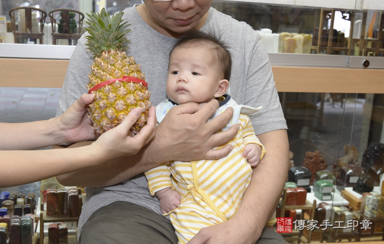 剃胎毛、滿月剃頭、嬰兒剃頭、嬰兒理髮、嬰兒剃髮、嬰兒剃胎毛、嬰兒滿月剃頭、張寶寶剃頭、剃胎毛儀式、剃胎毛吉祥話、滿月剃頭儀式、滿月剃頭吉祥話、張寶寶剃胎毛、張寶寶滿月剃頭理髮、 新北市永和區剃胎毛、新北市永和區滿月剃頭、新北市永和區嬰兒剃頭剃胎毛、新北市永和區嬰兒理髮、新北市嬰兒剃髮、 張寶寶(新北市永和區嬰兒張寶寶滿月剃頭理髮、嬰兒剃胎毛儀式吉祥話)。中國風會場，爸媽寶貝穿「日中韓」古裝禮服。專業拍照、DVD光碟、證書。★購買「臍帶章、肚臍章、胎毛筆刷印章」贈送：剃頭、收涎、抓周，三選一。2021.10.31照片23