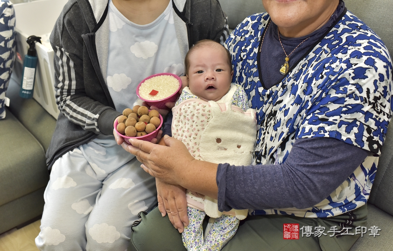 剃胎毛、滿月剃頭、嬰兒剃頭、嬰兒理髮、嬰兒剃髮、嬰兒剃胎毛、嬰兒滿月剃頭、鄭寶寶剃頭、剃胎毛儀式、剃胎毛吉祥話、滿月剃頭儀式、滿月剃頭吉祥話、鄭寶寶剃胎毛、鄭寶寶滿月剃頭理髮、 新北市鶯歌區剃胎毛、新北市鶯歌區滿月剃頭、新北市鶯歌區嬰兒剃頭剃胎毛、新北市鶯歌區嬰兒理髮、新北市嬰兒剃髮、 鄭寶寶(新北市鶯歌區到府嬰兒鄭寶寶滿月剃頭理髮、到府嬰兒剃胎毛儀式吉祥話)。到府剃頭剃胎毛主持、專業拍照、DVD光碟、證書。★購買「臍帶章、肚臍章、胎毛筆刷印章」贈送：剃頭、收涎、抓周，三選一。2021.11.01照片7