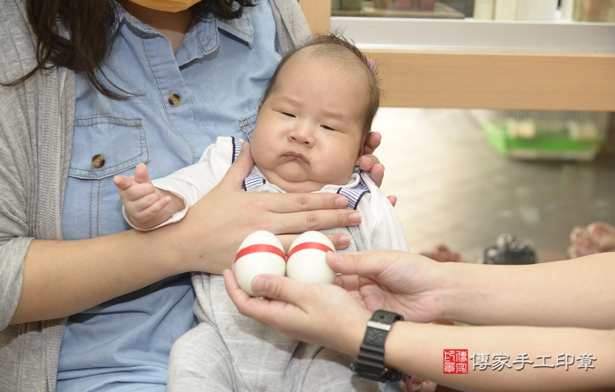 剃胎毛、滿月剃頭、嬰兒剃頭、嬰兒理髮、嬰兒剃髮、嬰兒剃胎毛、嬰兒滿月剃頭、彭寶寶剃頭、剃胎毛儀式、剃胎毛吉祥話、滿月剃頭儀式、滿月剃頭吉祥話、彭寶寶剃胎毛、彭寶寶滿月剃頭理髮、 新北市永和區剃胎毛、新北市永和區滿月剃頭、新北市永和區嬰兒剃頭剃胎毛、新北市永和區嬰兒理髮、新北市嬰兒剃髮、 彭寶寶(新北市永和區嬰兒彭寶寶滿月剃頭理髮、嬰兒剃胎毛儀式吉祥話)。中國風會場，爸媽寶貝穿「日中韓」古裝禮服。專業拍照、DVD光碟、證書。★購買「臍帶章、肚臍章、胎毛筆刷印章」贈送：剃頭、收涎、抓周，三選一。2021.11.05照片8