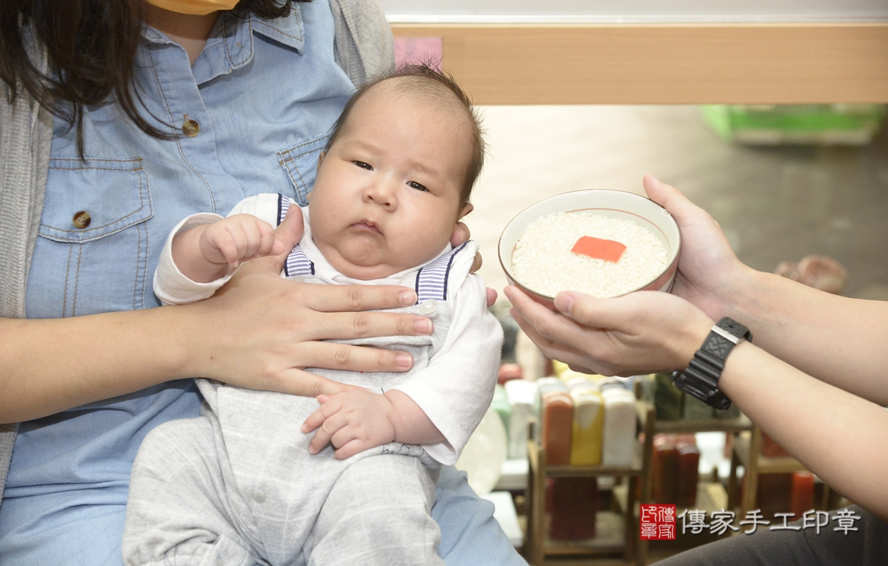 剃胎毛、滿月剃頭、嬰兒剃頭、嬰兒理髮、嬰兒剃髮、嬰兒剃胎毛、嬰兒滿月剃頭、彭寶寶剃頭、剃胎毛儀式、剃胎毛吉祥話、滿月剃頭儀式、滿月剃頭吉祥話、彭寶寶剃胎毛、彭寶寶滿月剃頭理髮、 新北市永和區剃胎毛、新北市永和區滿月剃頭、新北市永和區嬰兒剃頭剃胎毛、新北市永和區嬰兒理髮、新北市嬰兒剃髮、 彭寶寶(新北市永和區嬰兒彭寶寶滿月剃頭理髮、嬰兒剃胎毛儀式吉祥話)。中國風會場，爸媽寶貝穿「日中韓」古裝禮服。專業拍照、DVD光碟、證書。★購買「臍帶章、肚臍章、胎毛筆刷印章」贈送：剃頭、收涎、抓周，三選一。2021.11.05照片12