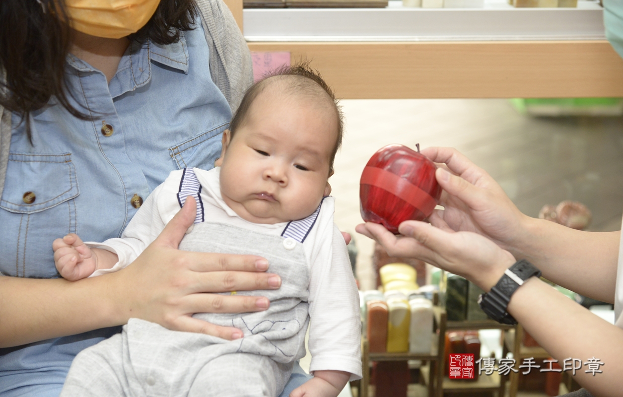 剃胎毛、滿月剃頭、嬰兒剃頭、嬰兒理髮、嬰兒剃髮、嬰兒剃胎毛、嬰兒滿月剃頭、彭寶寶剃頭、剃胎毛儀式、剃胎毛吉祥話、滿月剃頭儀式、滿月剃頭吉祥話、彭寶寶剃胎毛、彭寶寶滿月剃頭理髮、 新北市永和區剃胎毛、新北市永和區滿月剃頭、新北市永和區嬰兒剃頭剃胎毛、新北市永和區嬰兒理髮、新北市嬰兒剃髮、 彭寶寶(新北市永和區嬰兒彭寶寶滿月剃頭理髮、嬰兒剃胎毛儀式吉祥話)。中國風會場，爸媽寶貝穿「日中韓」古裝禮服。專業拍照、DVD光碟、證書。★購買「臍帶章、肚臍章、胎毛筆刷印章」贈送：剃頭、收涎、抓周，三選一。2021.11.05照片15