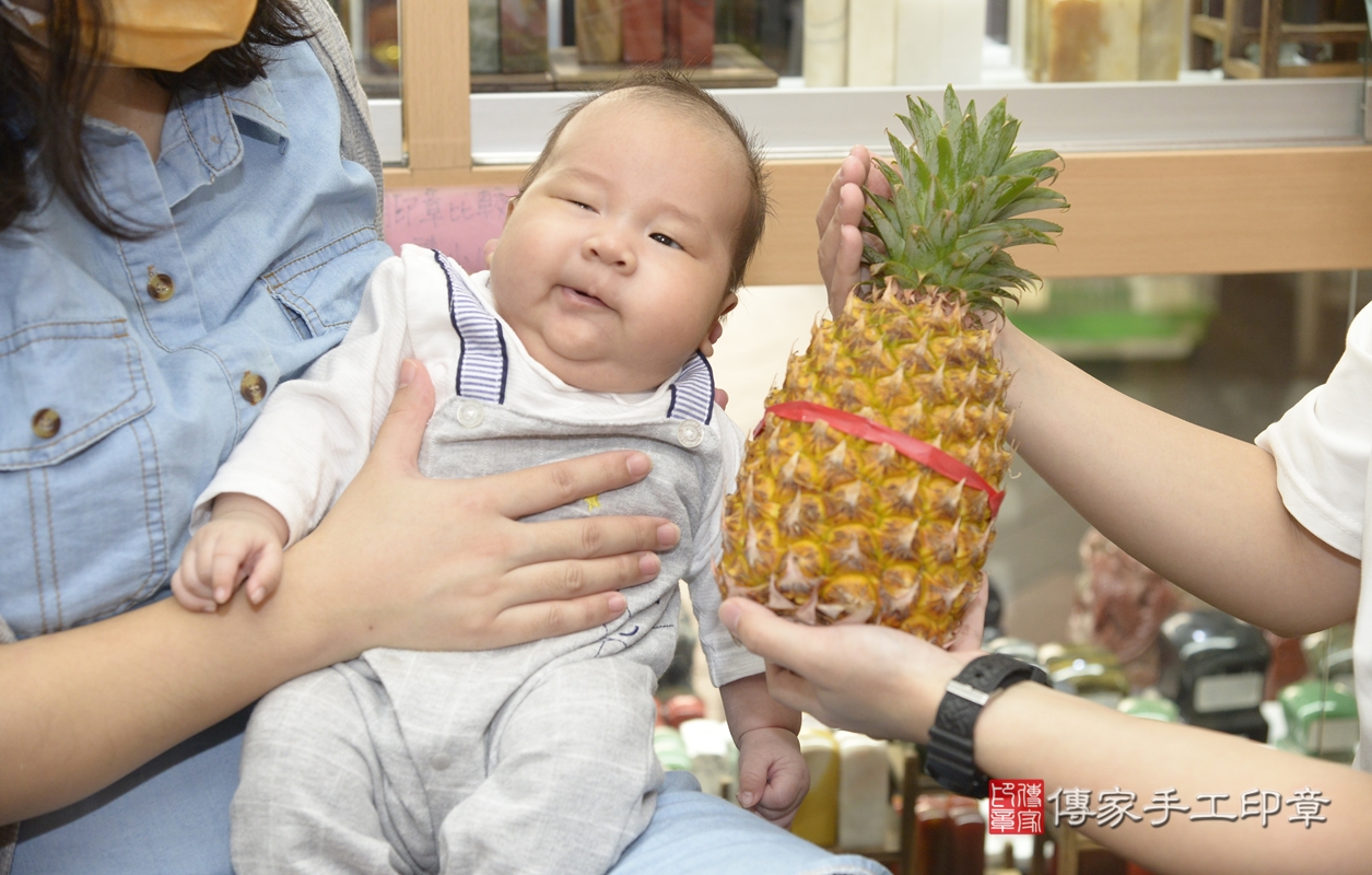 剃胎毛、滿月剃頭、嬰兒剃頭、嬰兒理髮、嬰兒剃髮、嬰兒剃胎毛、嬰兒滿月剃頭、彭寶寶剃頭、剃胎毛儀式、剃胎毛吉祥話、滿月剃頭儀式、滿月剃頭吉祥話、彭寶寶剃胎毛、彭寶寶滿月剃頭理髮、 新北市永和區剃胎毛、新北市永和區滿月剃頭、新北市永和區嬰兒剃頭剃胎毛、新北市永和區嬰兒理髮、新北市嬰兒剃髮、 彭寶寶(新北市永和區嬰兒彭寶寶滿月剃頭理髮、嬰兒剃胎毛儀式吉祥話)。中國風會場，爸媽寶貝穿「日中韓」古裝禮服。專業拍照、DVD光碟、證書。★購買「臍帶章、肚臍章、胎毛筆刷印章」贈送：剃頭、收涎、抓周，三選一。2021.11.05照片17