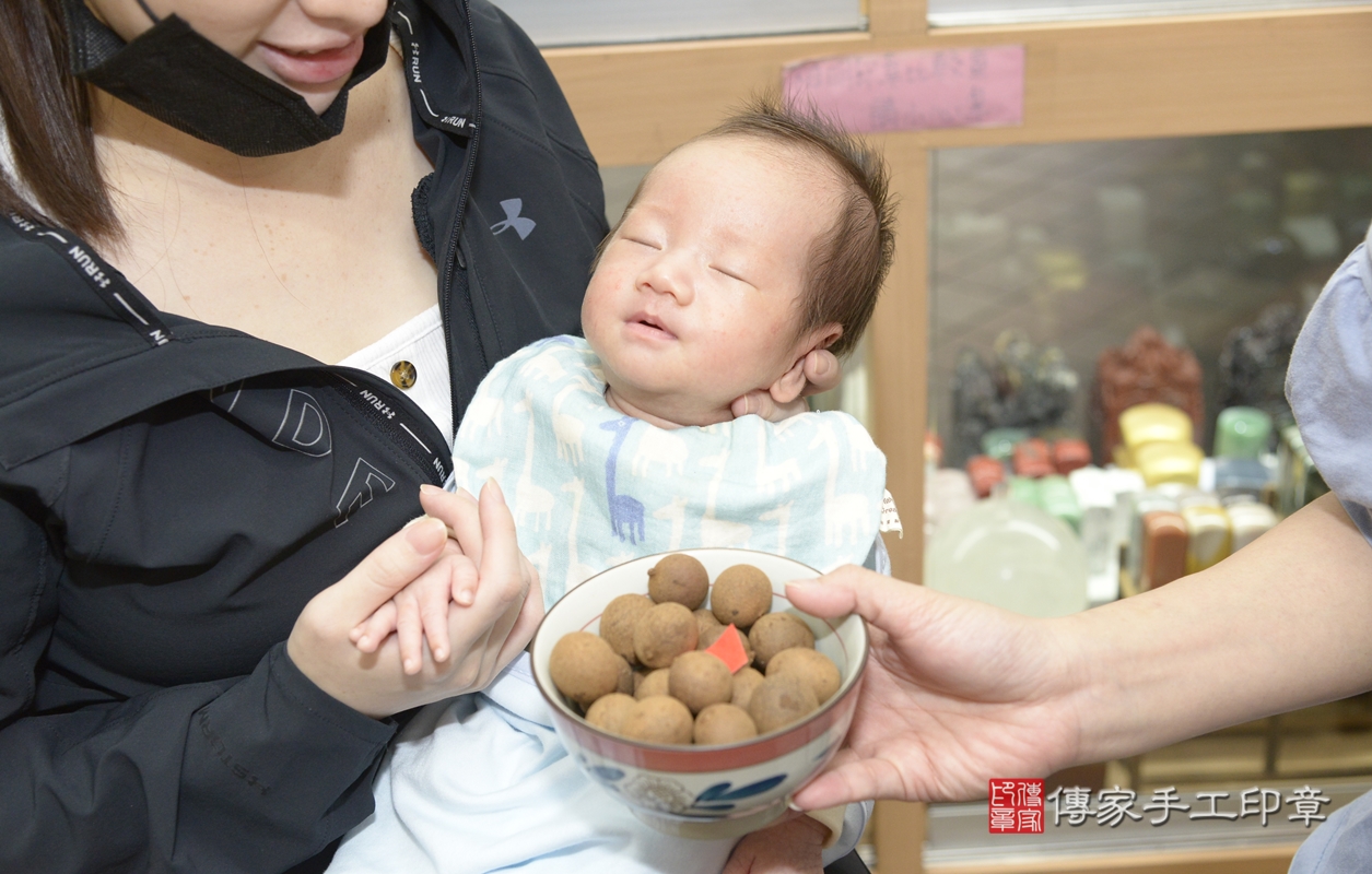 剃胎毛、滿月剃頭、嬰兒剃頭、嬰兒理髮、嬰兒剃髮、嬰兒剃胎毛、嬰兒滿月剃頭、廖寶寶剃頭、剃胎毛儀式、剃胎毛吉祥話、滿月剃頭儀式、滿月剃頭吉祥話、廖寶寶剃胎毛、廖寶寶滿月剃頭理髮、 新北市永和區剃胎毛、新北市永和區滿月剃頭、新北市永和區嬰兒剃頭剃胎毛、新北市永和區嬰兒理髮、新北市嬰兒剃髮、 廖寶寶(新北市永和區嬰兒廖寶寶滿月剃頭理髮、嬰兒剃胎毛儀式吉祥話)。中國風會場，爸媽寶貝穿「日中韓」古裝禮服。專業拍照、DVD光碟、證書。★購買「臍帶章、肚臍章、胎毛筆刷印章」贈送：剃頭、收涎、抓周，三選一。2021.11.05照片13