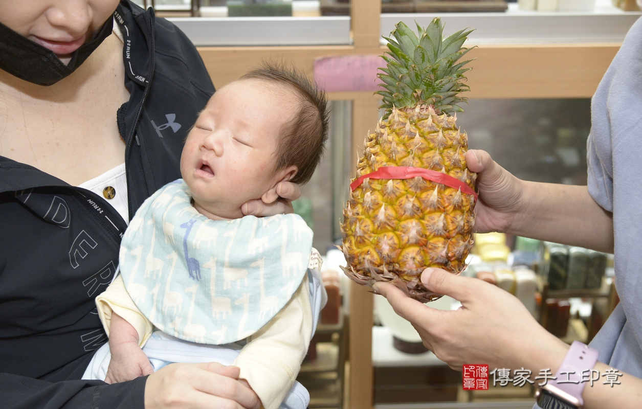 剃胎毛、滿月剃頭、嬰兒剃頭、嬰兒理髮、嬰兒剃髮、嬰兒剃胎毛、嬰兒滿月剃頭、廖寶寶剃頭、剃胎毛儀式、剃胎毛吉祥話、滿月剃頭儀式、滿月剃頭吉祥話、廖寶寶剃胎毛、廖寶寶滿月剃頭理髮、 新北市永和區剃胎毛、新北市永和區滿月剃頭、新北市永和區嬰兒剃頭剃胎毛、新北市永和區嬰兒理髮、新北市嬰兒剃髮、 廖寶寶(新北市永和區嬰兒廖寶寶滿月剃頭理髮、嬰兒剃胎毛儀式吉祥話)。中國風會場，爸媽寶貝穿「日中韓」古裝禮服。專業拍照、DVD光碟、證書。★購買「臍帶章、肚臍章、胎毛筆刷印章」贈送：剃頭、收涎、抓周，三選一。2021.11.05照片26