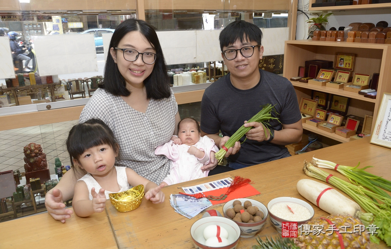 剃胎毛、滿月剃頭、嬰兒剃頭、嬰兒理髮、嬰兒剃髮、嬰兒剃胎毛、嬰兒滿月剃頭、林寶寶剃頭、剃胎毛儀式、剃胎毛吉祥話、滿月剃頭儀式、滿月剃頭吉祥話、林寶寶剃胎毛、林寶寶滿月剃頭理髮、 新北市永和區剃胎毛、新北市永和區滿月剃頭、新北市永和區嬰兒剃頭剃胎毛、新北市永和區嬰兒理髮、新北市嬰兒剃髮、 林寶寶(新北市永和區嬰兒林寶寶滿月剃頭理髮、嬰兒剃胎毛儀式吉祥話)。中國風會場，爸媽寶貝穿「日中韓」古裝禮服。專業拍照、DVD光碟、證書。★購買「臍帶章、肚臍章、胎毛筆刷印章」贈送：剃頭、收涎、抓周，三選一。2021.11.06照片16